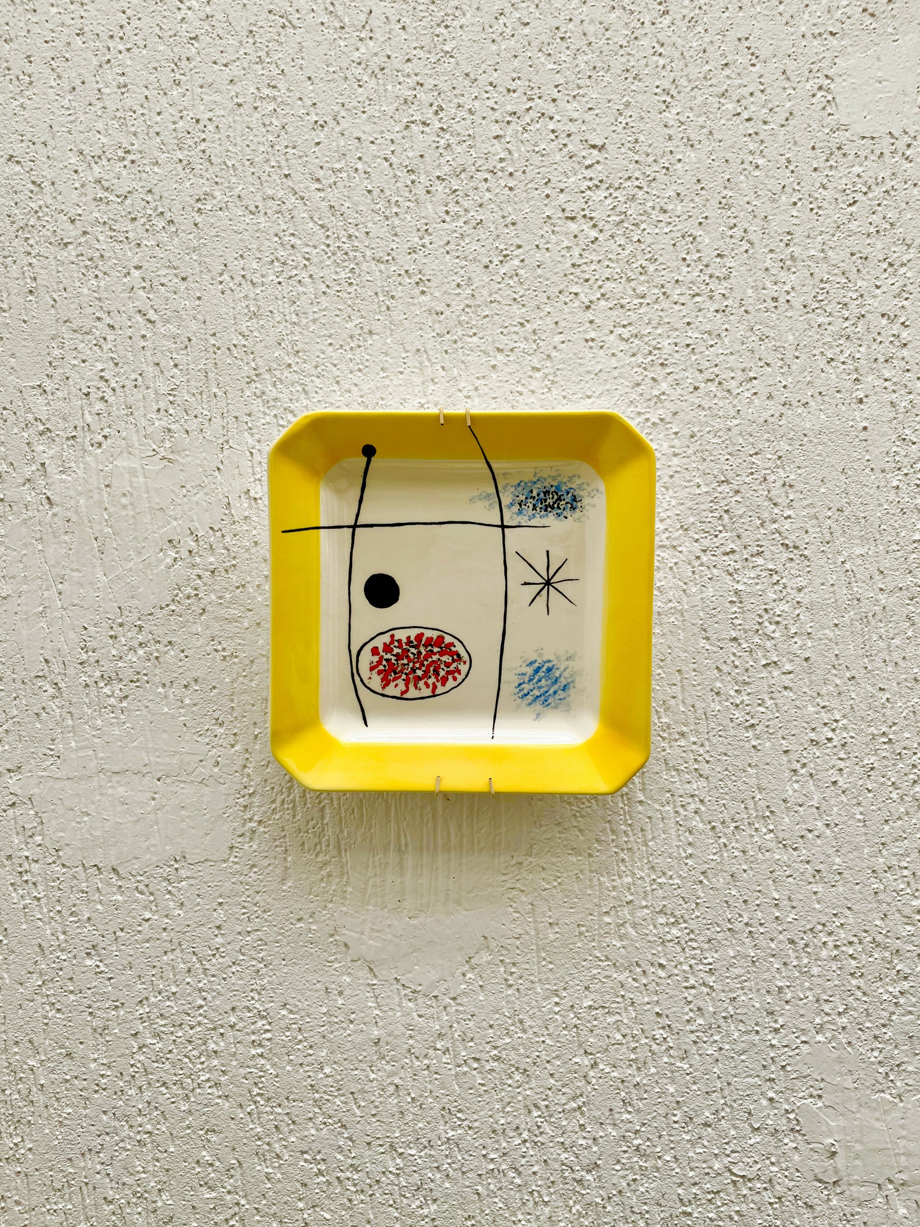 Prato de parede em porcelana Larmod Amarelo