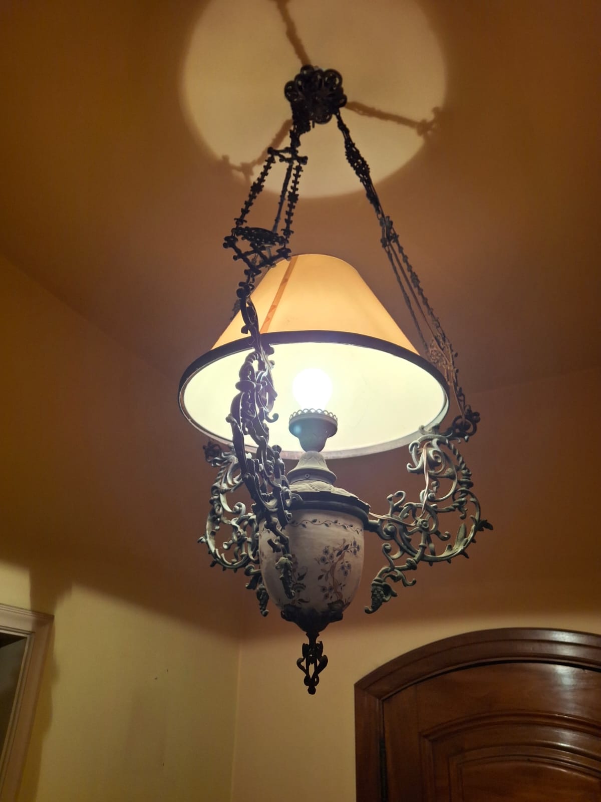 Enorme lustre de teto em bronze