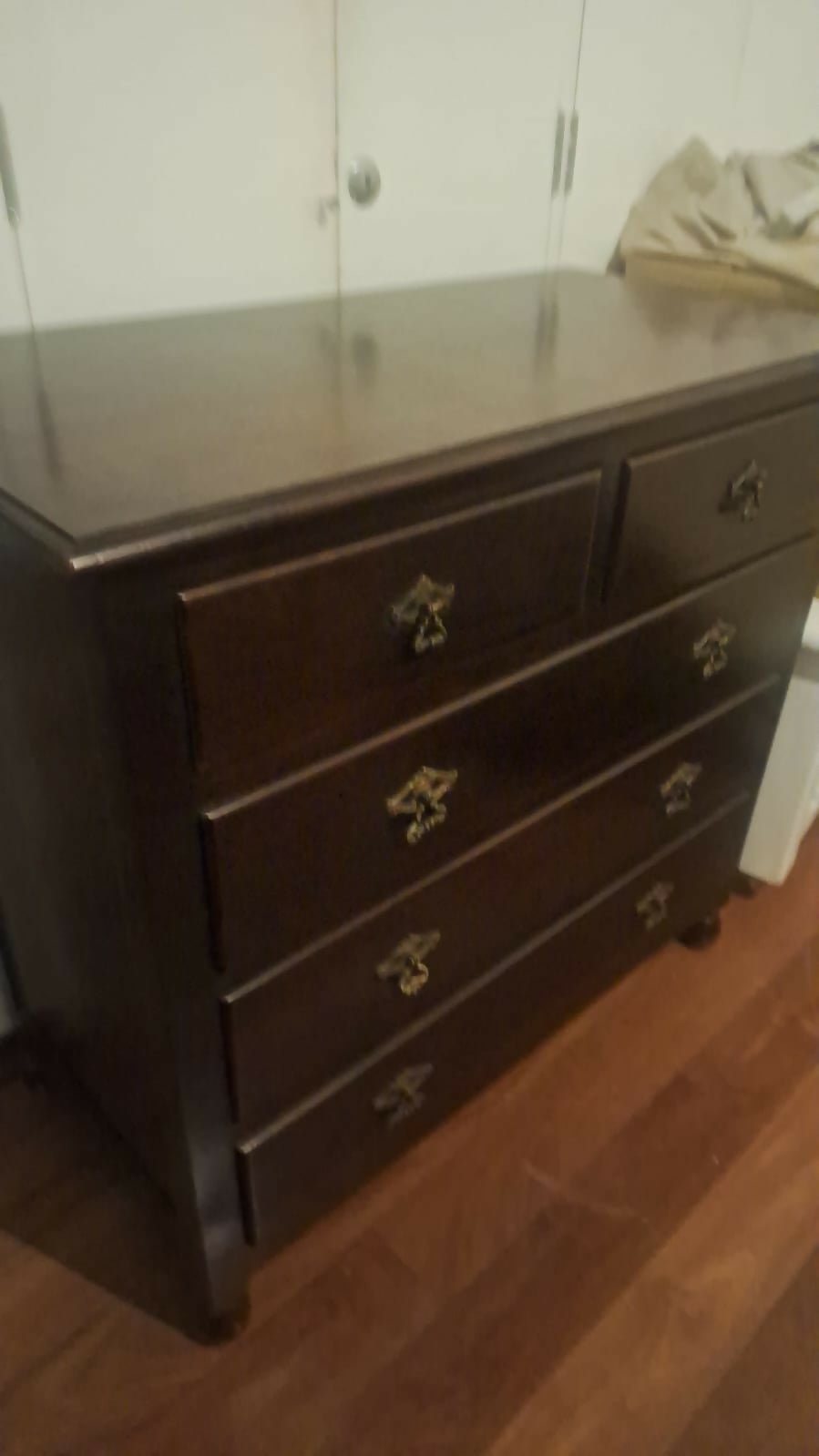 Cômoda Anos 50/60 em Madeira Maciça – Estilo Clássico Brasileiro