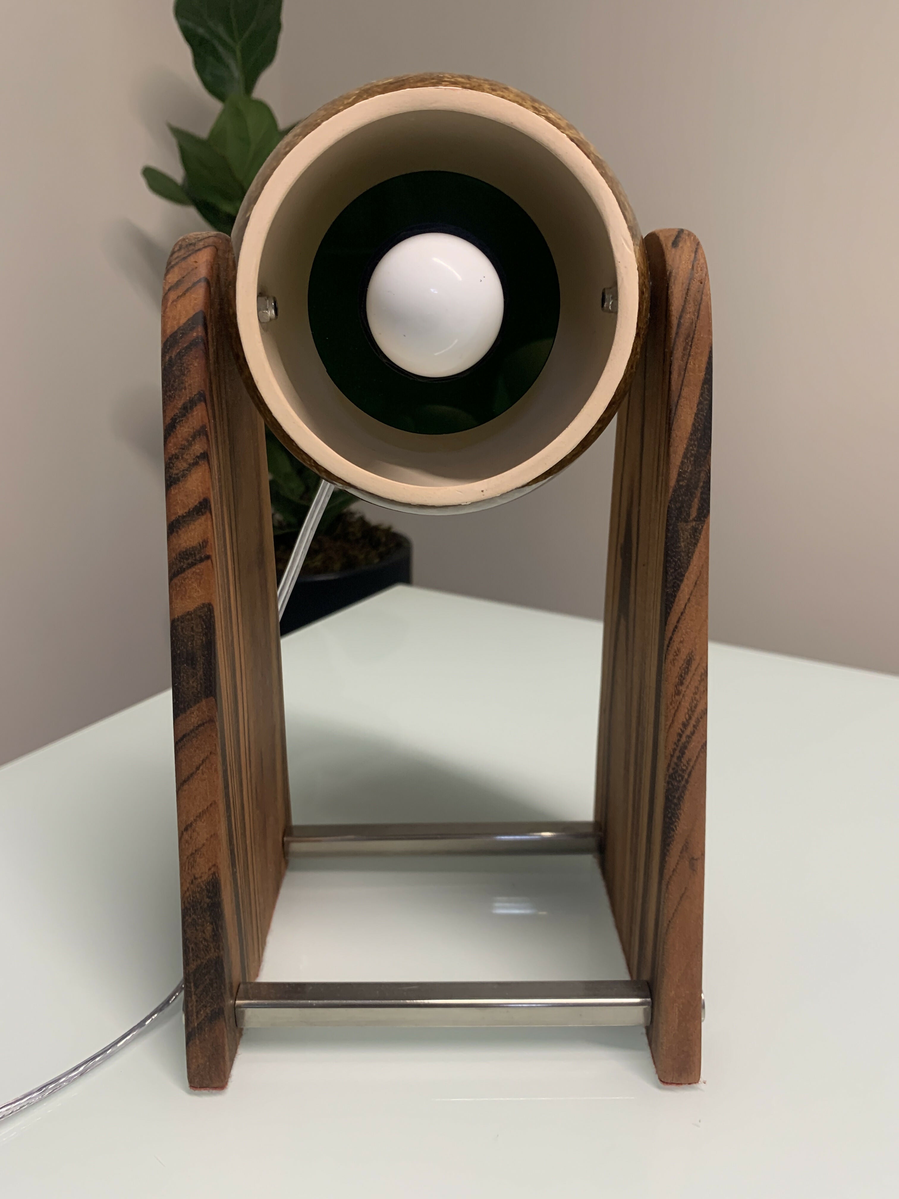 Luminária de mesa em cerâmica, madeira e inox