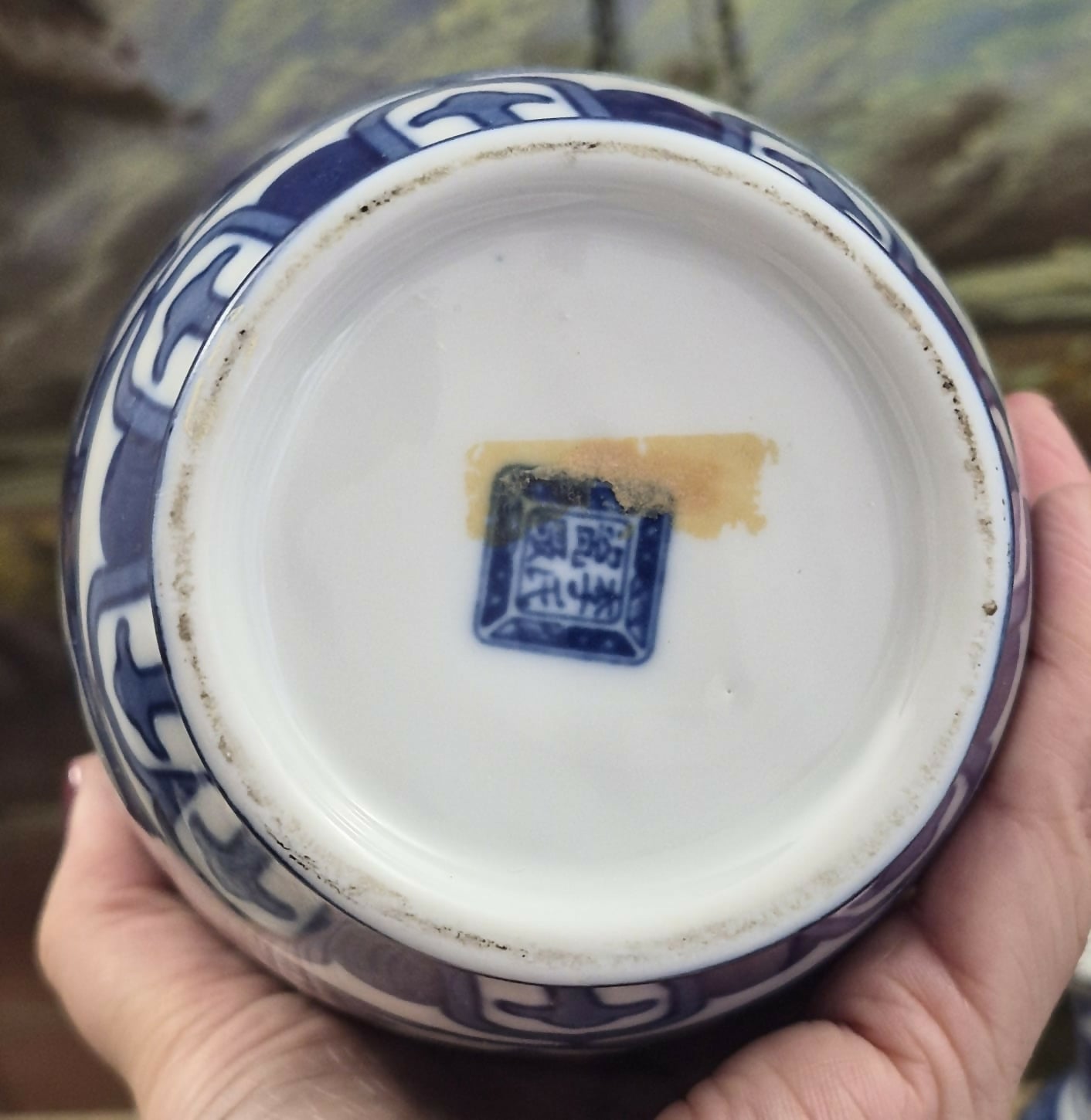 Par de vasos lindos e impecáveis em porcelana azul e branca, vintage chinesa Jingdezhen, em azul cobalto com frisos estilizados e peônias.
