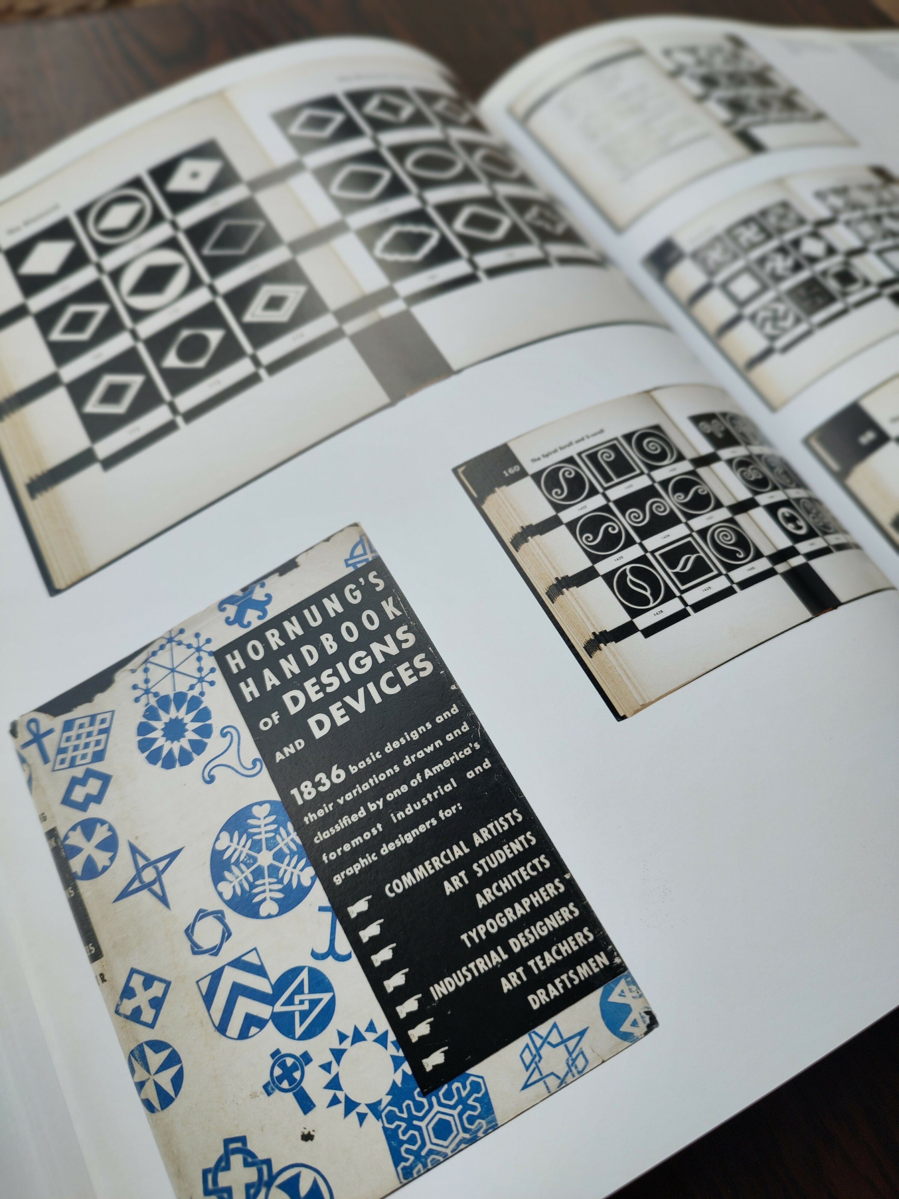 Livro &quot;Bibliográfico - 100 Livros Clássicos sobre Design Gráfico&quot; de Jason Godfrey -