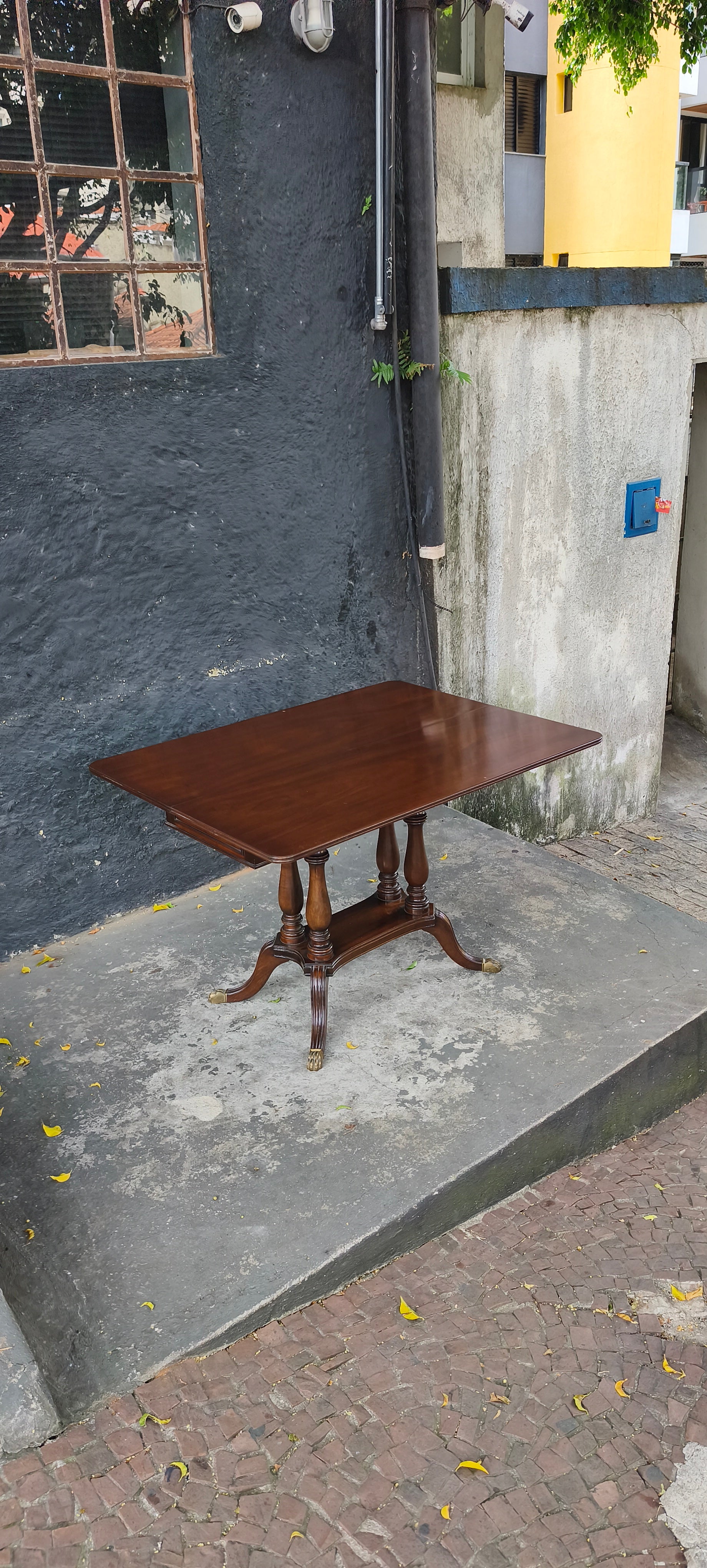 Aparador / mesa com tampo dobrável, uma gaveta e pés torneados 