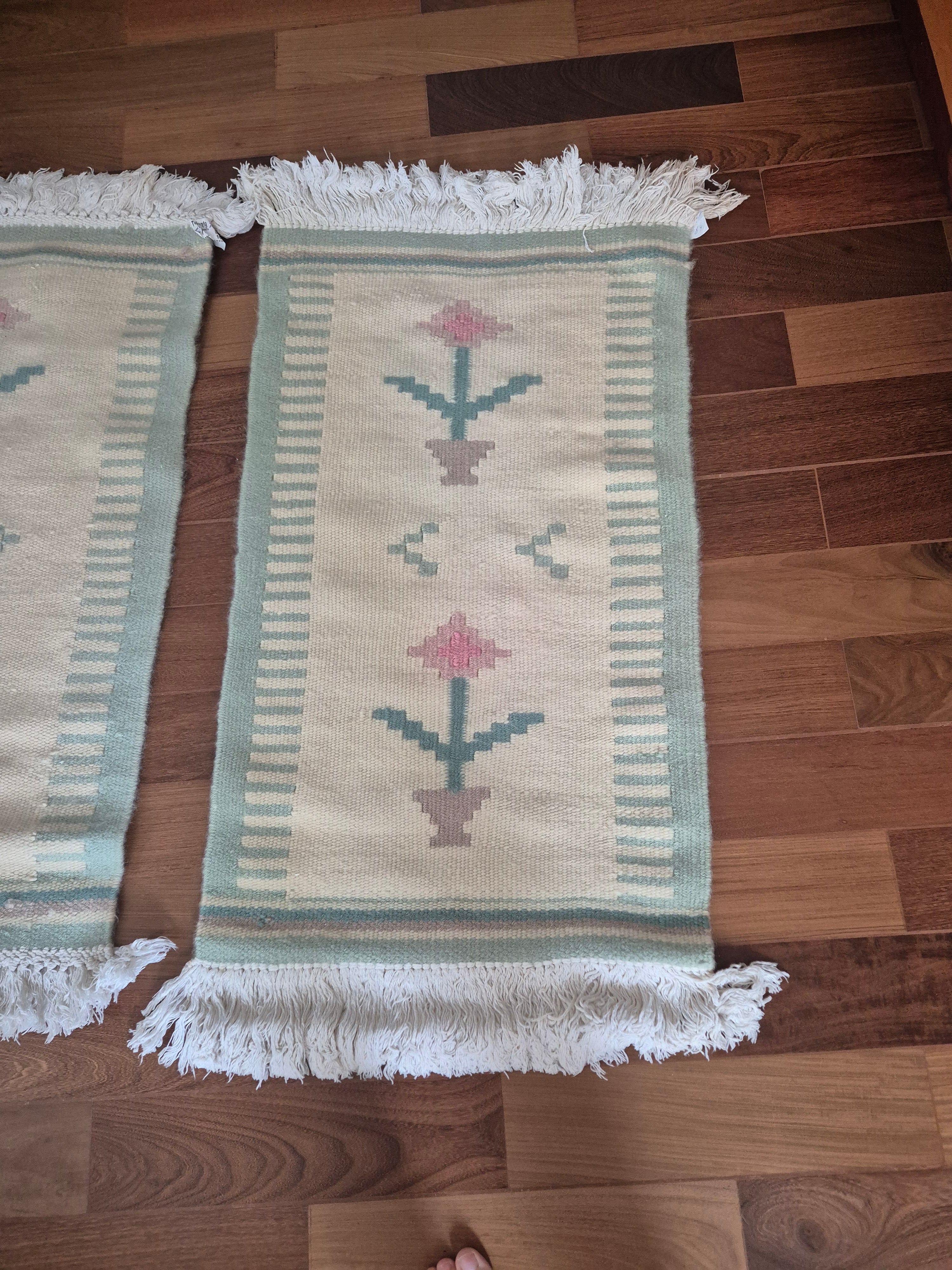 Par de tapetes Kilim com motivos florais para beira de cama 