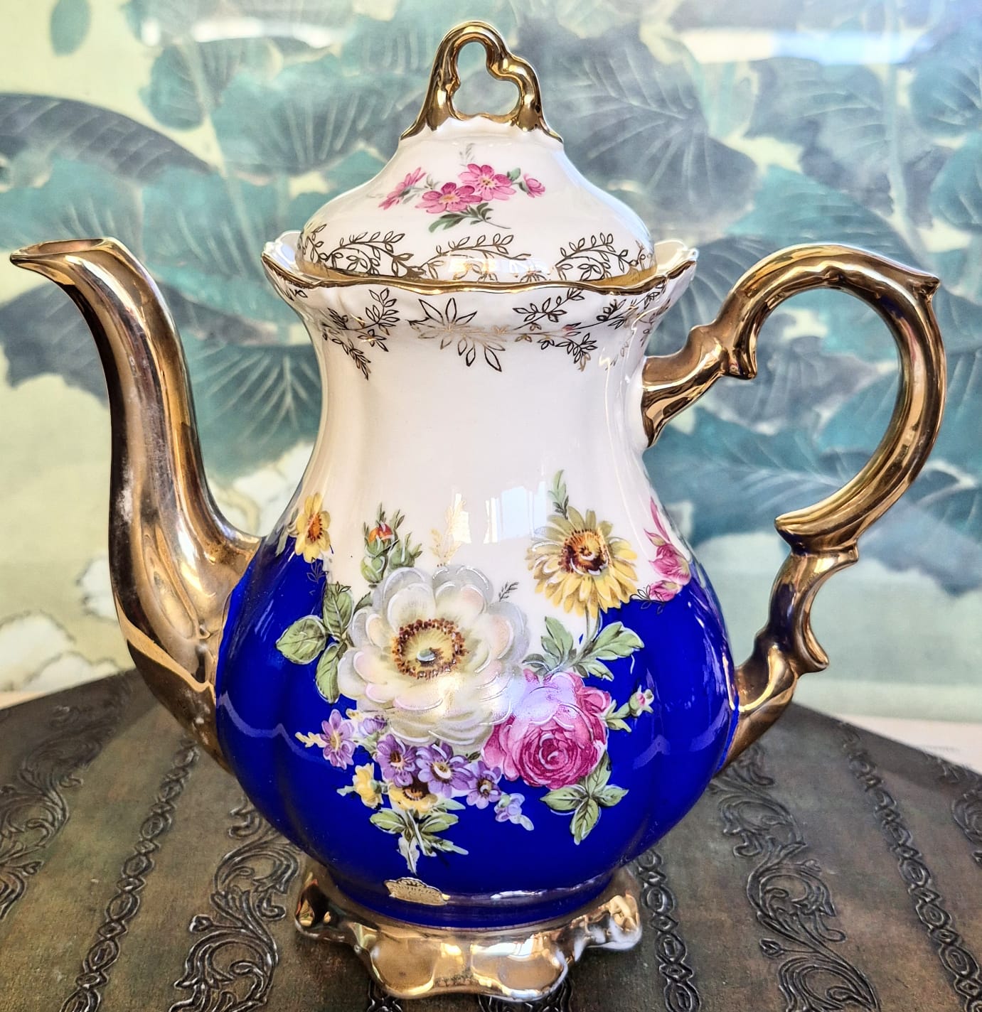 Bule em porcelana alemã da Bavária Franz Neukirchner, da década de 50 em estilo vitoriano,  com lindo floral,  acabamentos em azul cobalto e ouro. Todos feito à mão.
