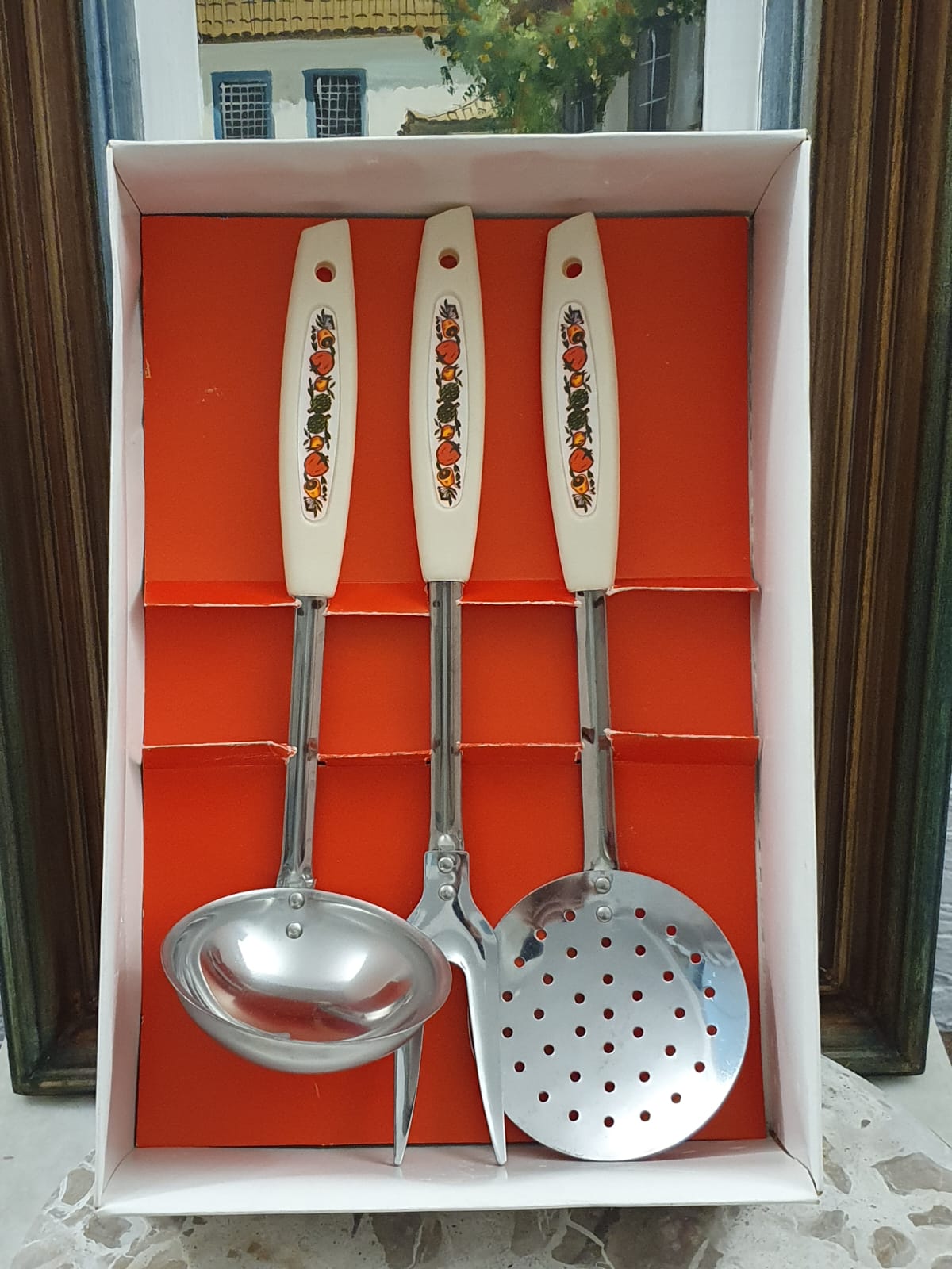 Conjunto vintage de talheres de serviço em inox e cabo plástico estilizado, anos 80, Viel - modelo Casa Alegre. Sem uso, na caixa. Um barato!