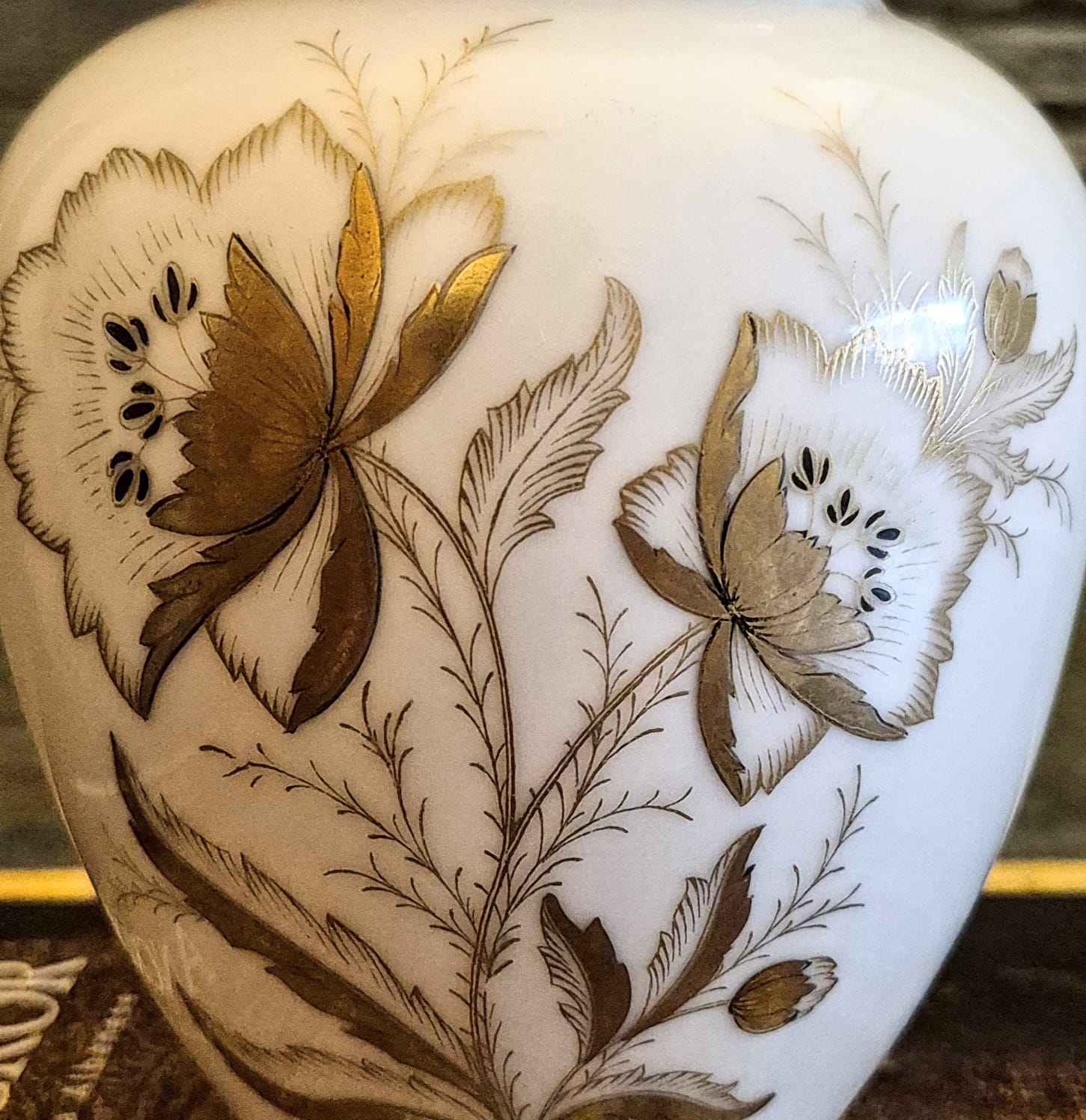 Potiche em porcelana finíssima alemã Bavaria Lindner Kueps, estilo Marlen, inteiro dourado à ouro.  