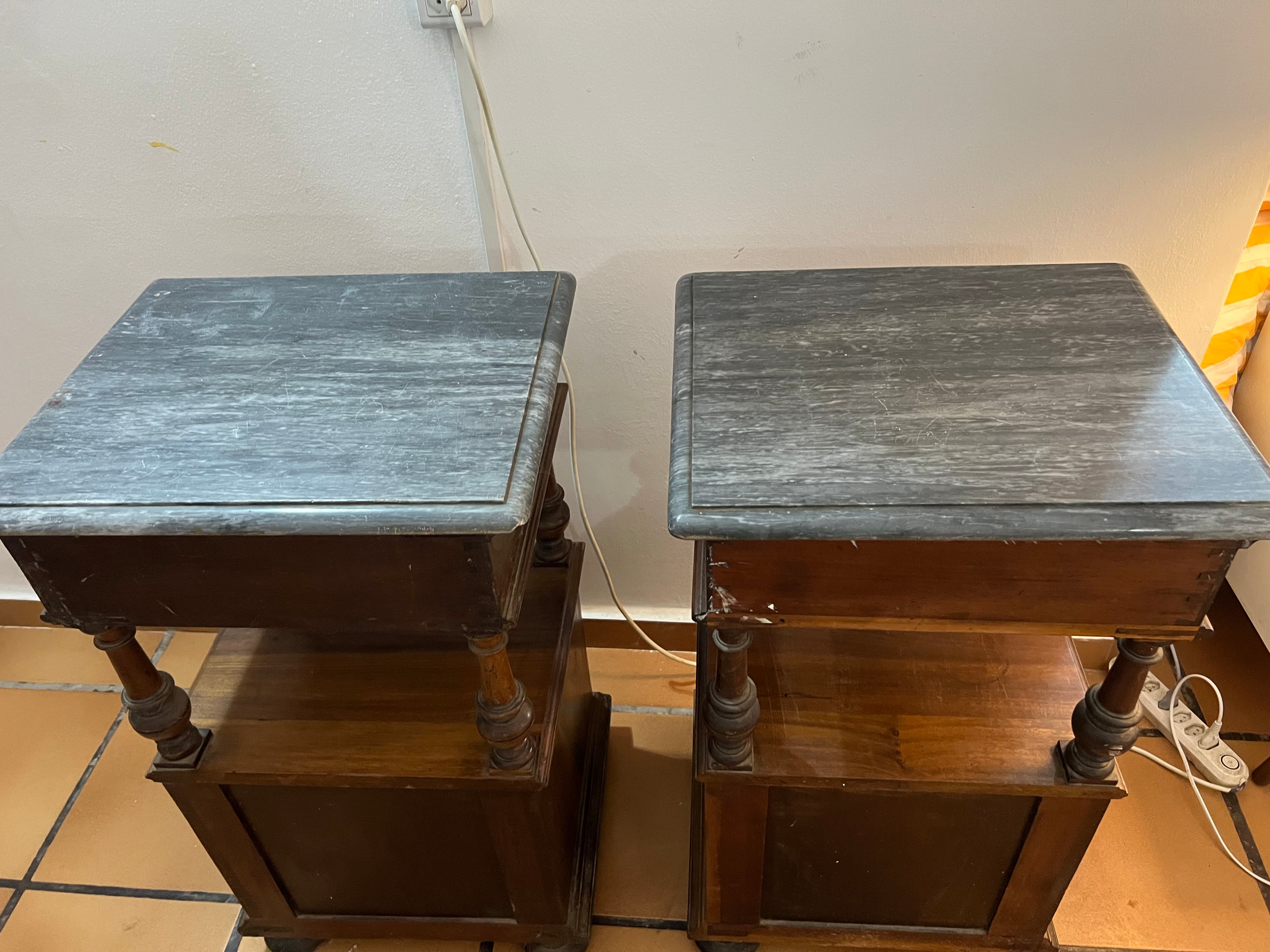 Par de Criados / Mesa de Cabeceira Antigas Estilo Renascença com Tampo de Mármore