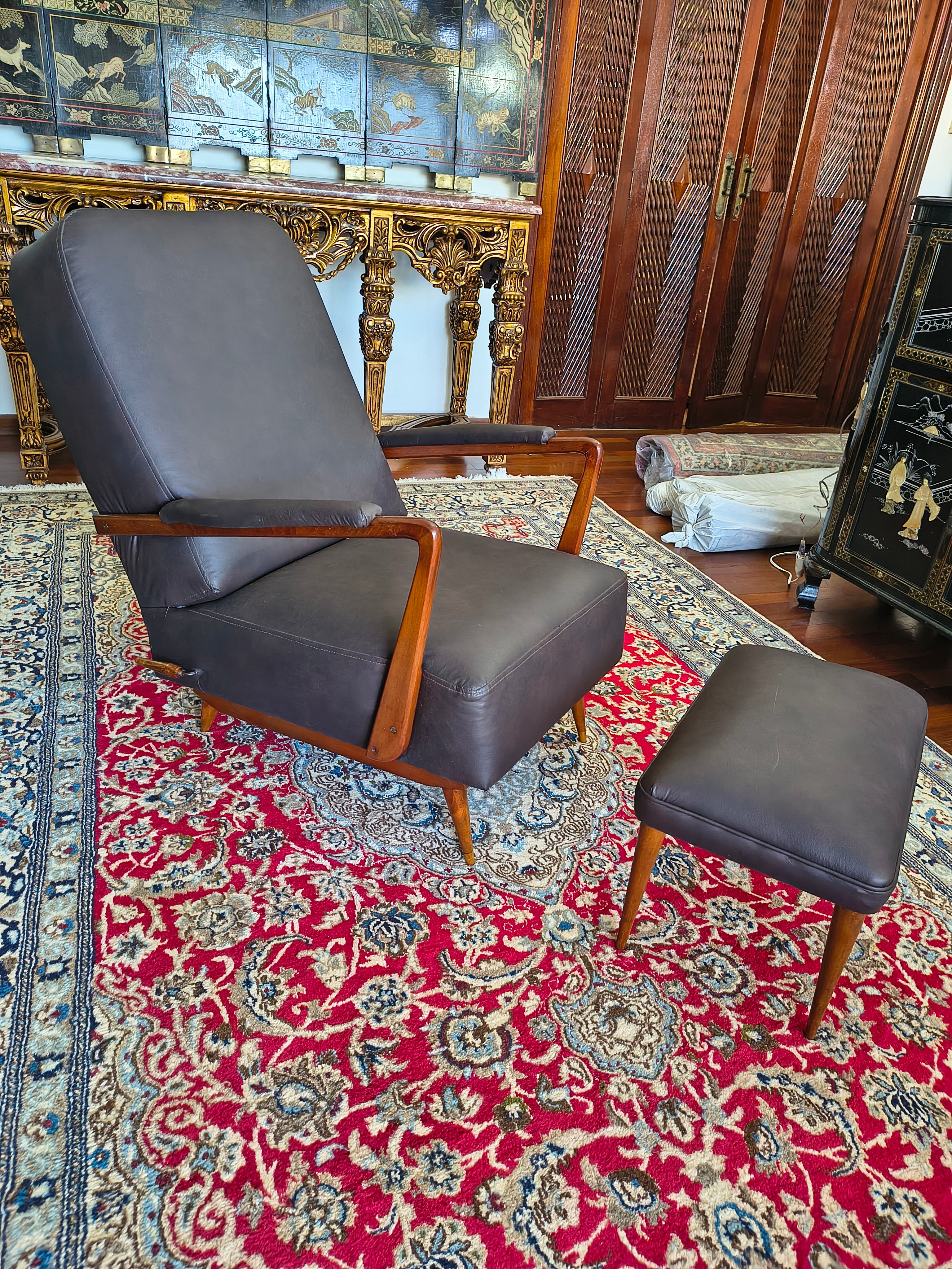 Cadeira de balanço design anos 50 com apoio de pé 