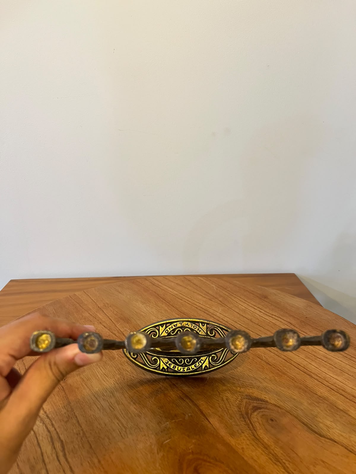 Menorá de sete braços em metal dourado com símbolos bíblicos – Jerusalem Holy Land – 19 cm
