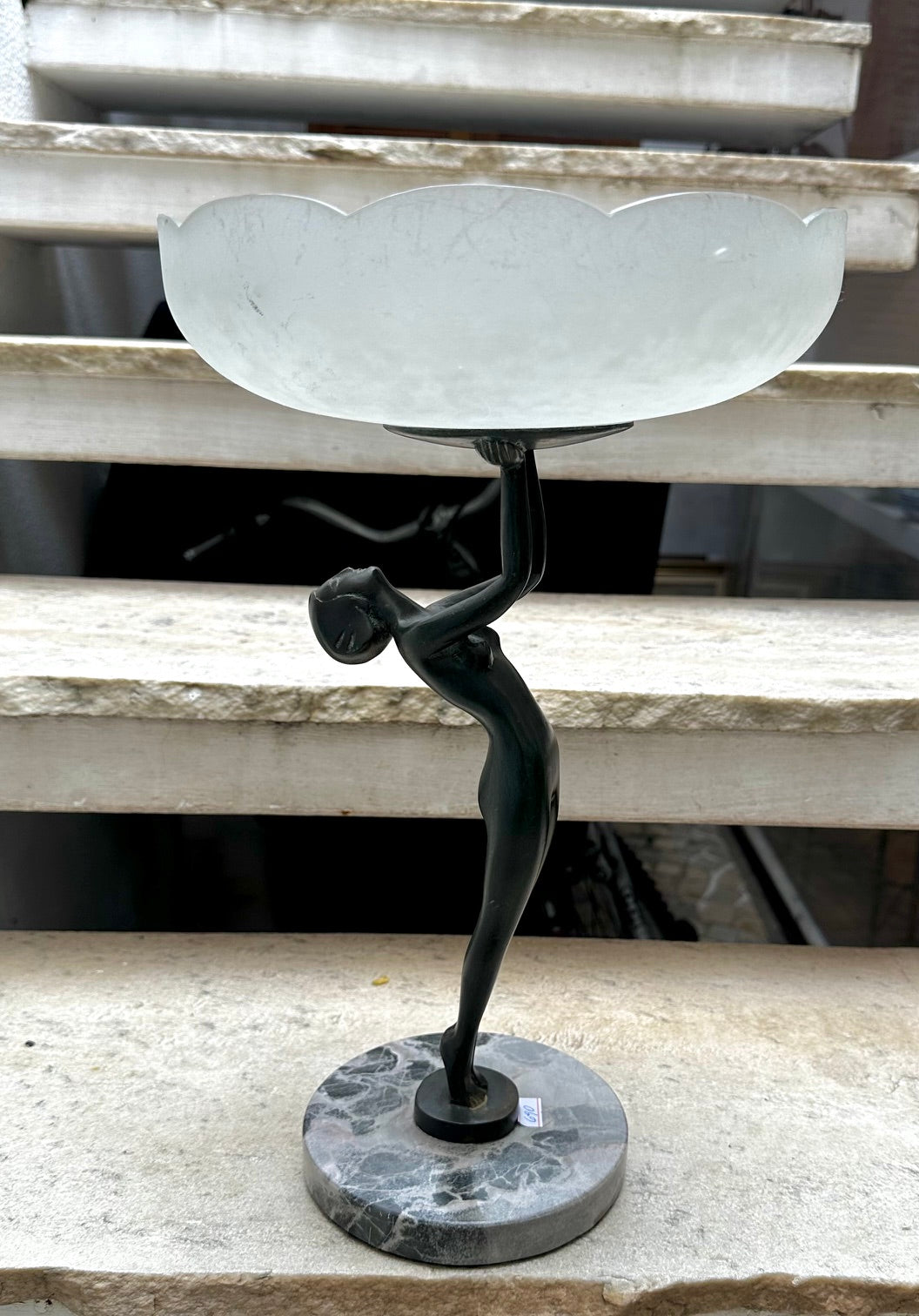 Fruteira Art Deco em petit bronze e vidro satine com figura feminina 