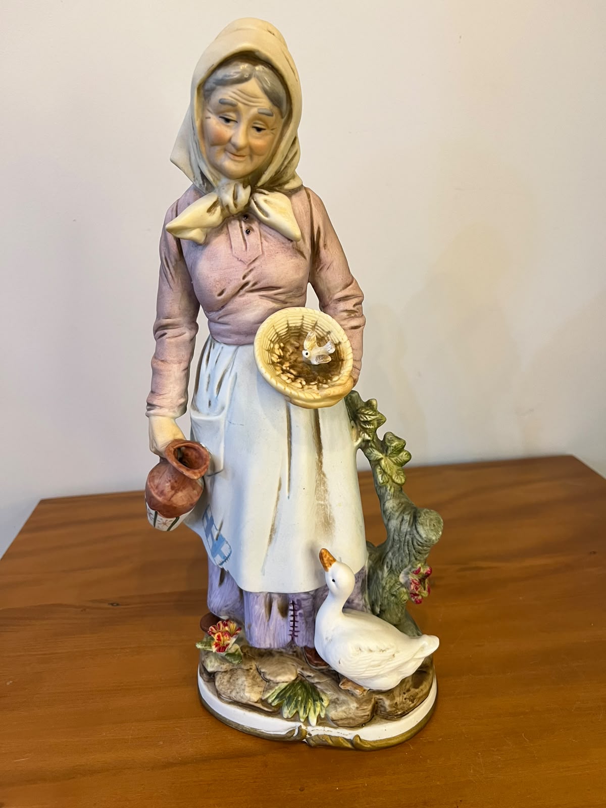 Escultura decorativa em porcelana – senhora camponesa com ganso – 35 cm