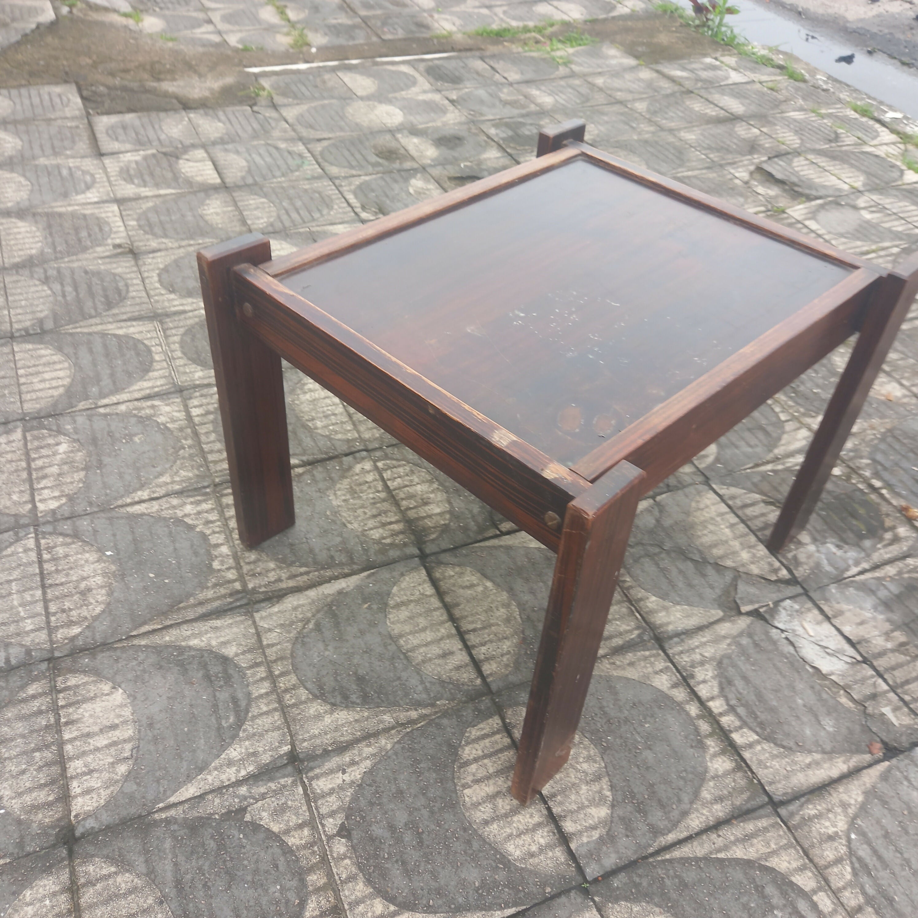 Mesa auxiliar quadrada em madeira
