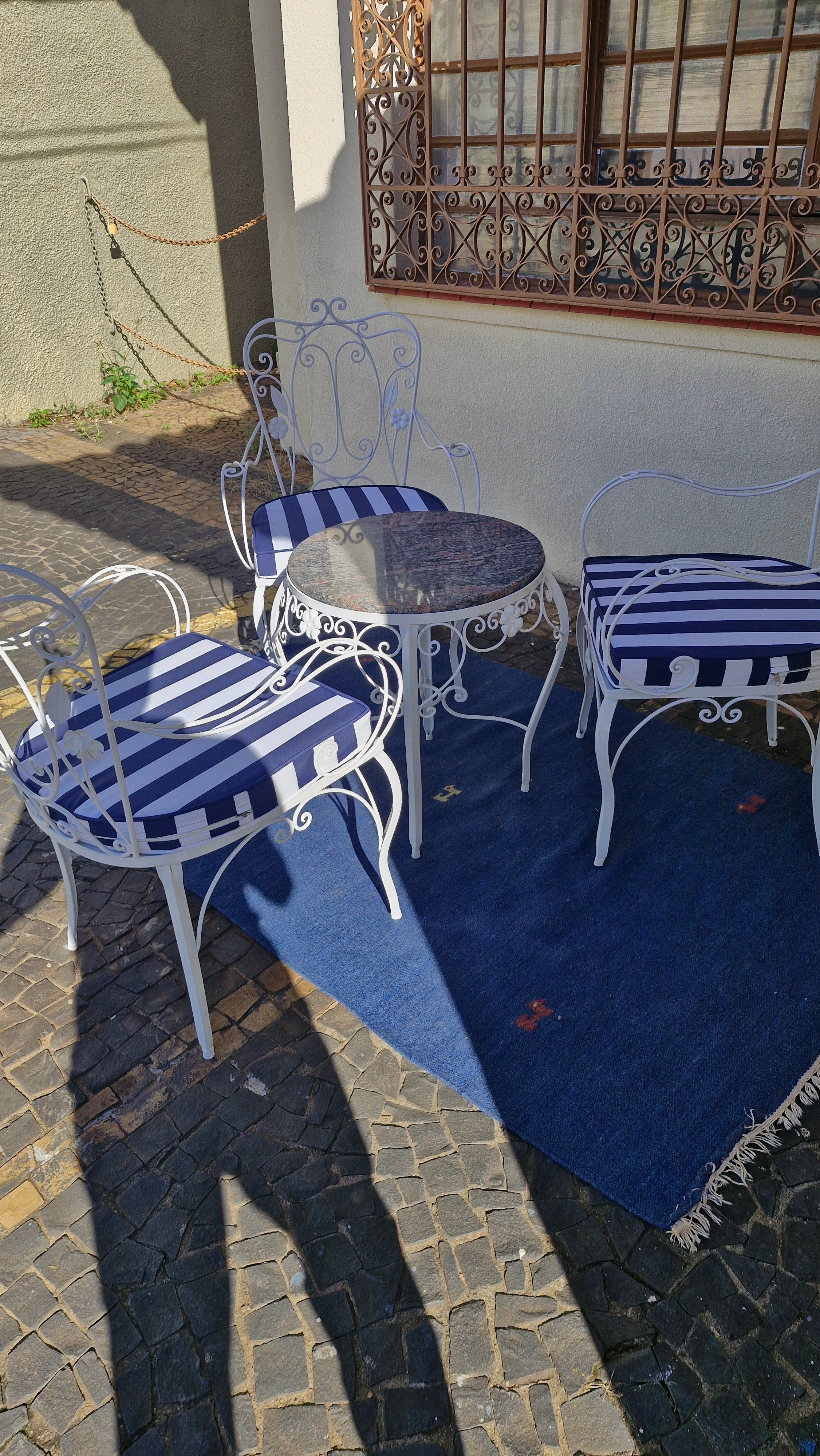 Jogo de Jardim (3 poltronas + 1 mesinha) em ferro branco com estofado listrado em azul 