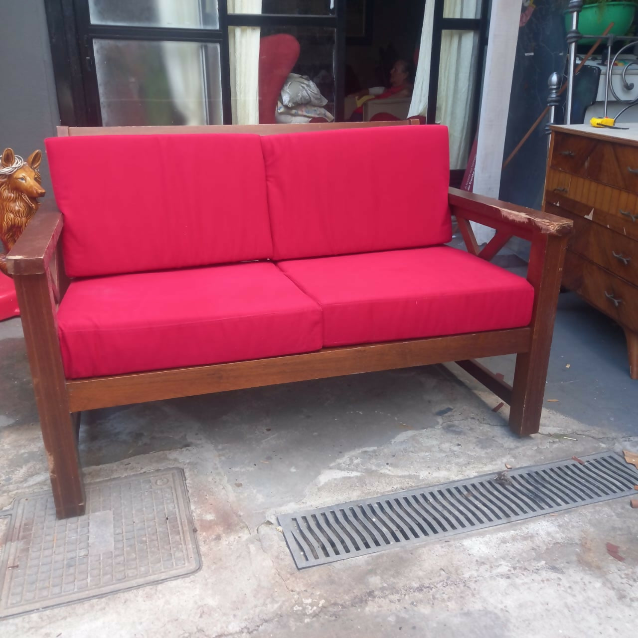 Sofá de madeira com estofado vermelho
