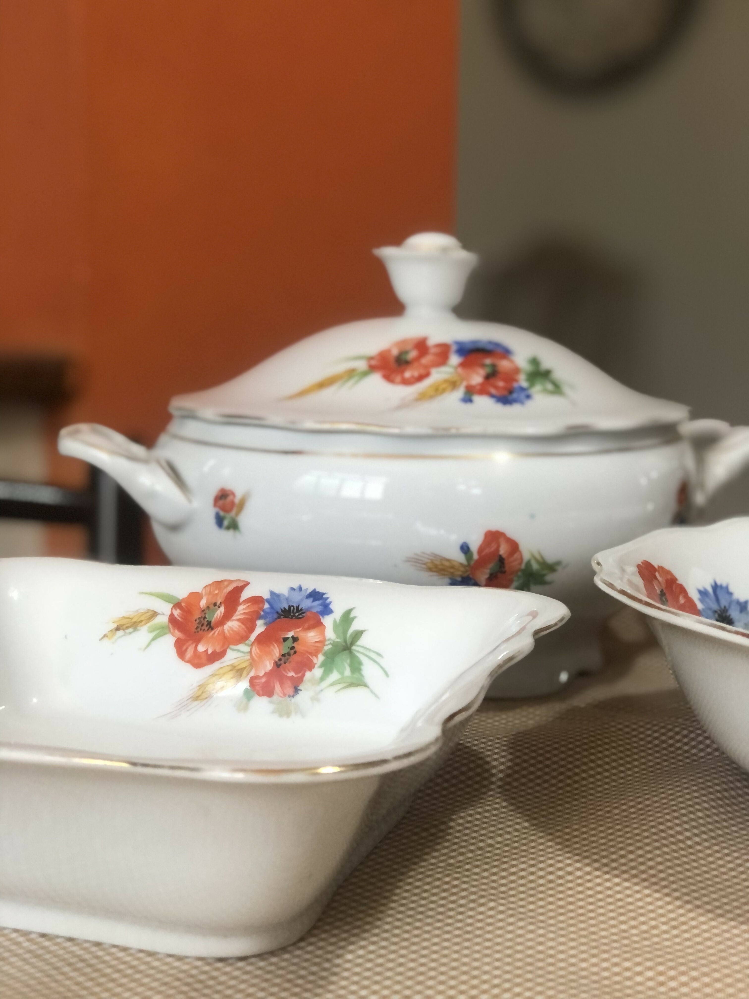 Mesa posta com preciosas peças em porcelana alemã