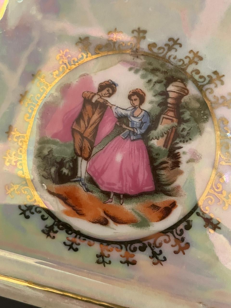 Perfumeiro em porcelana com cena galante 
