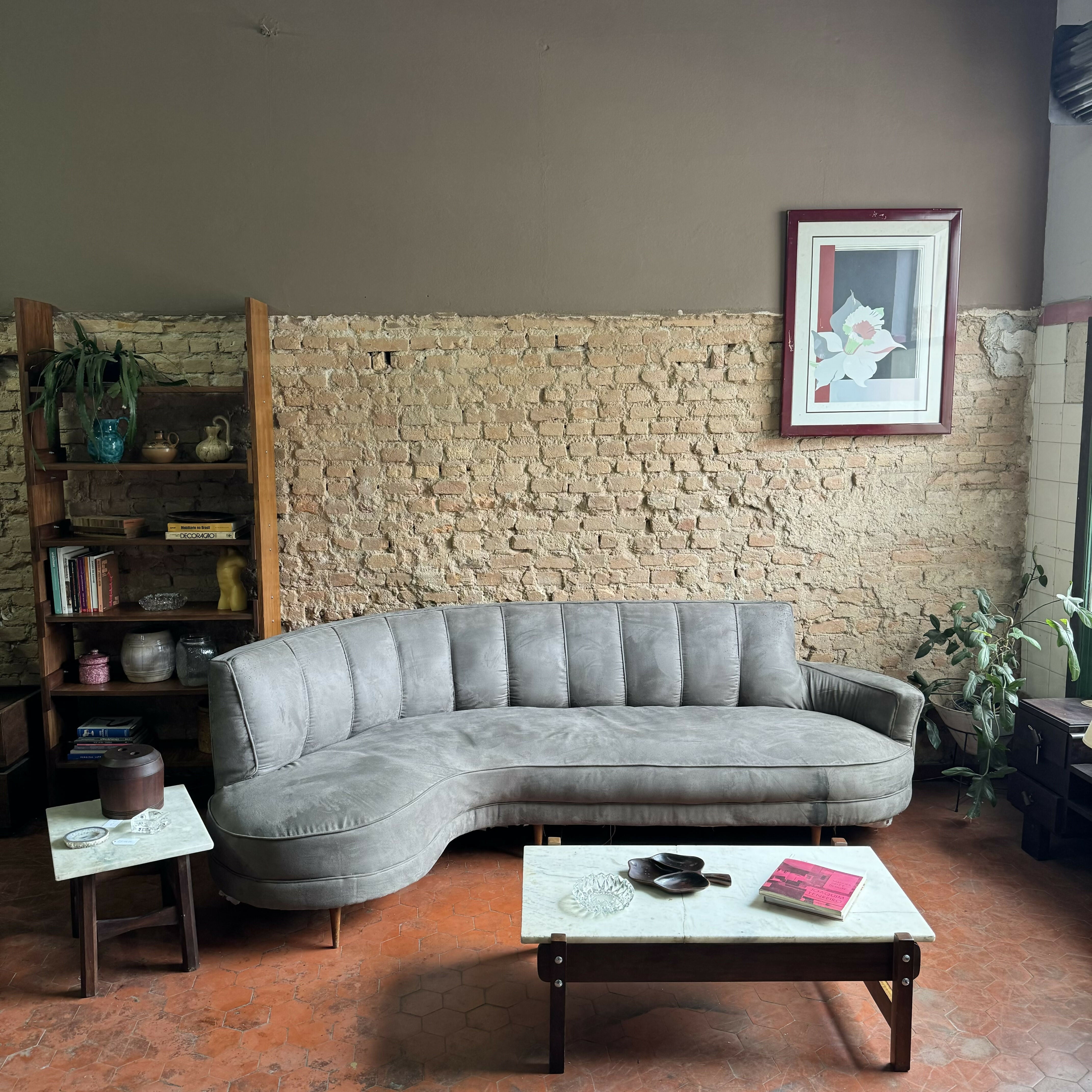 Sofá feijão anos 50 em suede cinza