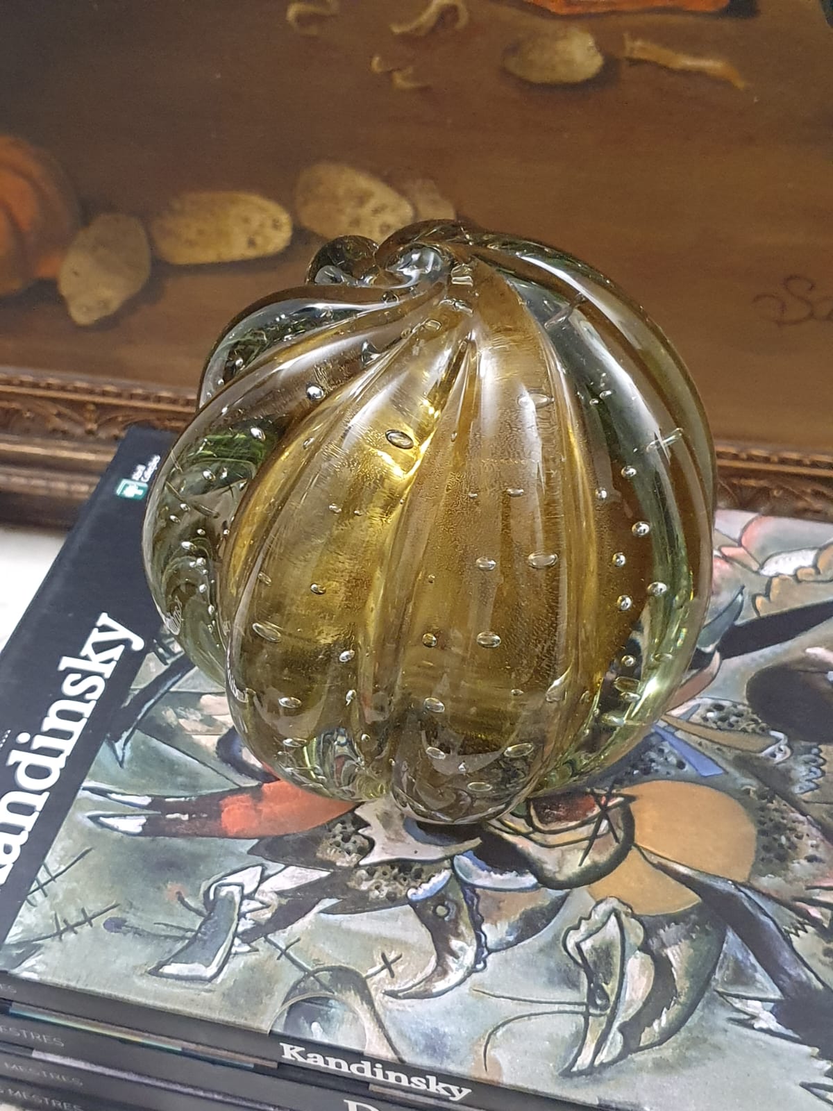 Maravilhoso Murano italiano em formato de esfera canelada com bolhas sopradas controladas em seu interior,  verde claro ambarado.