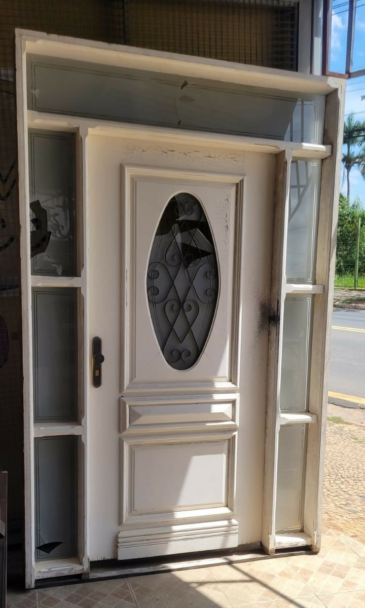 Porta antiga em madeira maciça