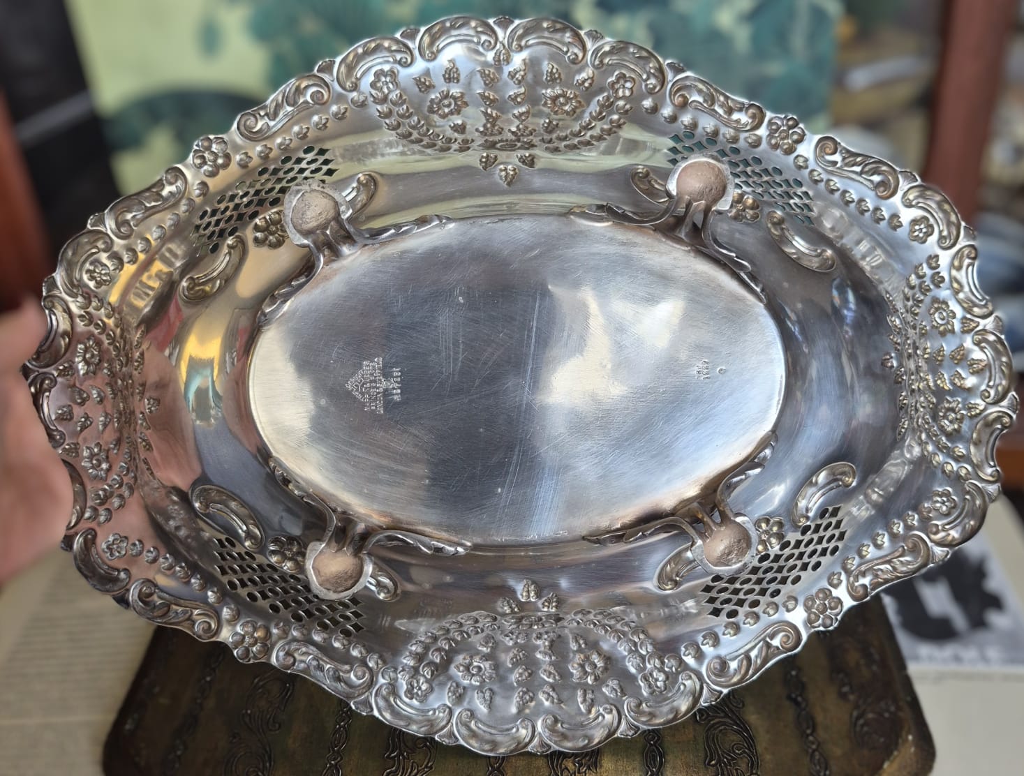 Centro de mesa grande, Art Noveau, oval, em trabalho vazado, cinzelado à mão em alto relevo (repoussé), em metal espessurado à prata tripla 