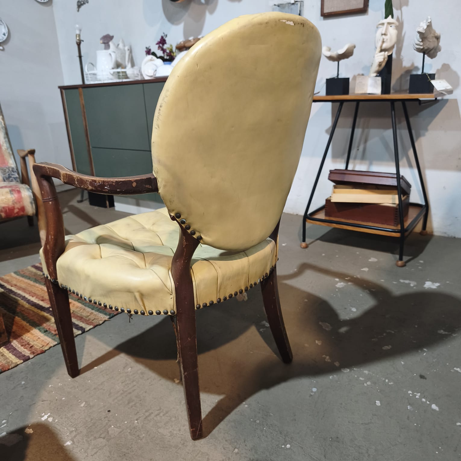 Poltrona Vintage em Madeira com Estofamento Capitonê