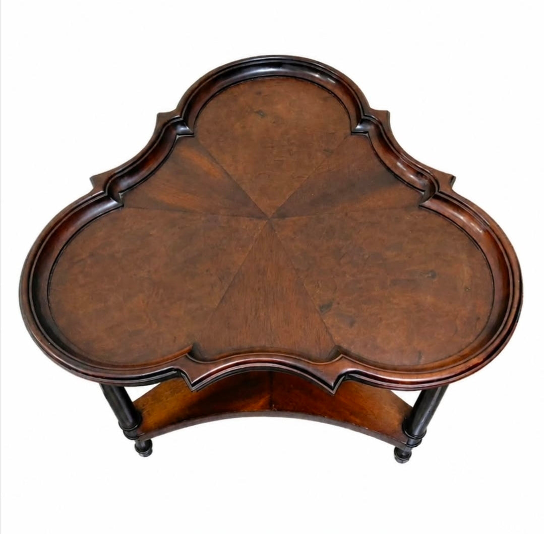 MESA LATERAL EM MADEIRA COM FORMA DE FLOR