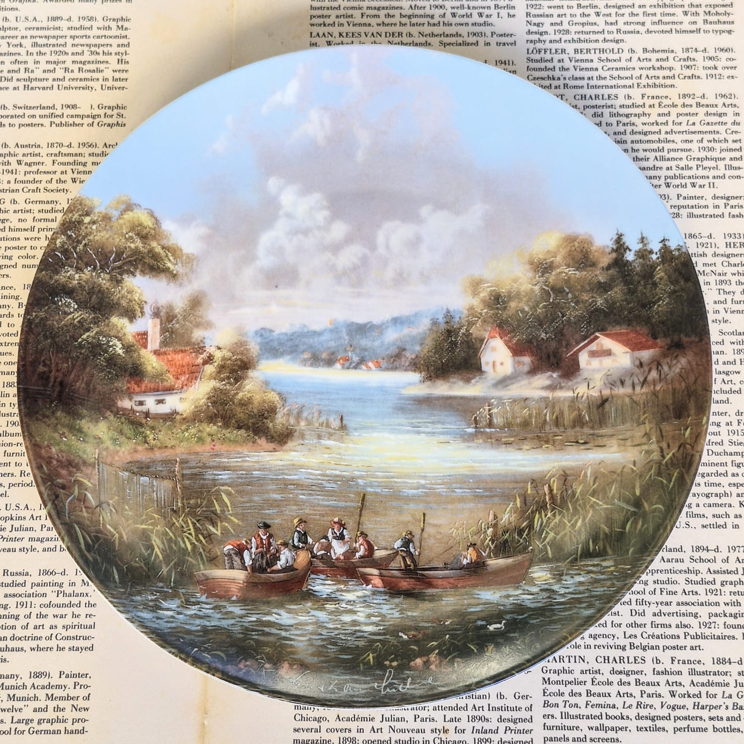  Prato decorativo em porcelana vintage alemã da prestigiadissima Seltmann Weiden. Coleção do artista Cristian Lückel, série chamada : A Vida Idílica na Aldeia de Luckel, modelo: A Saída dos Pescadores.