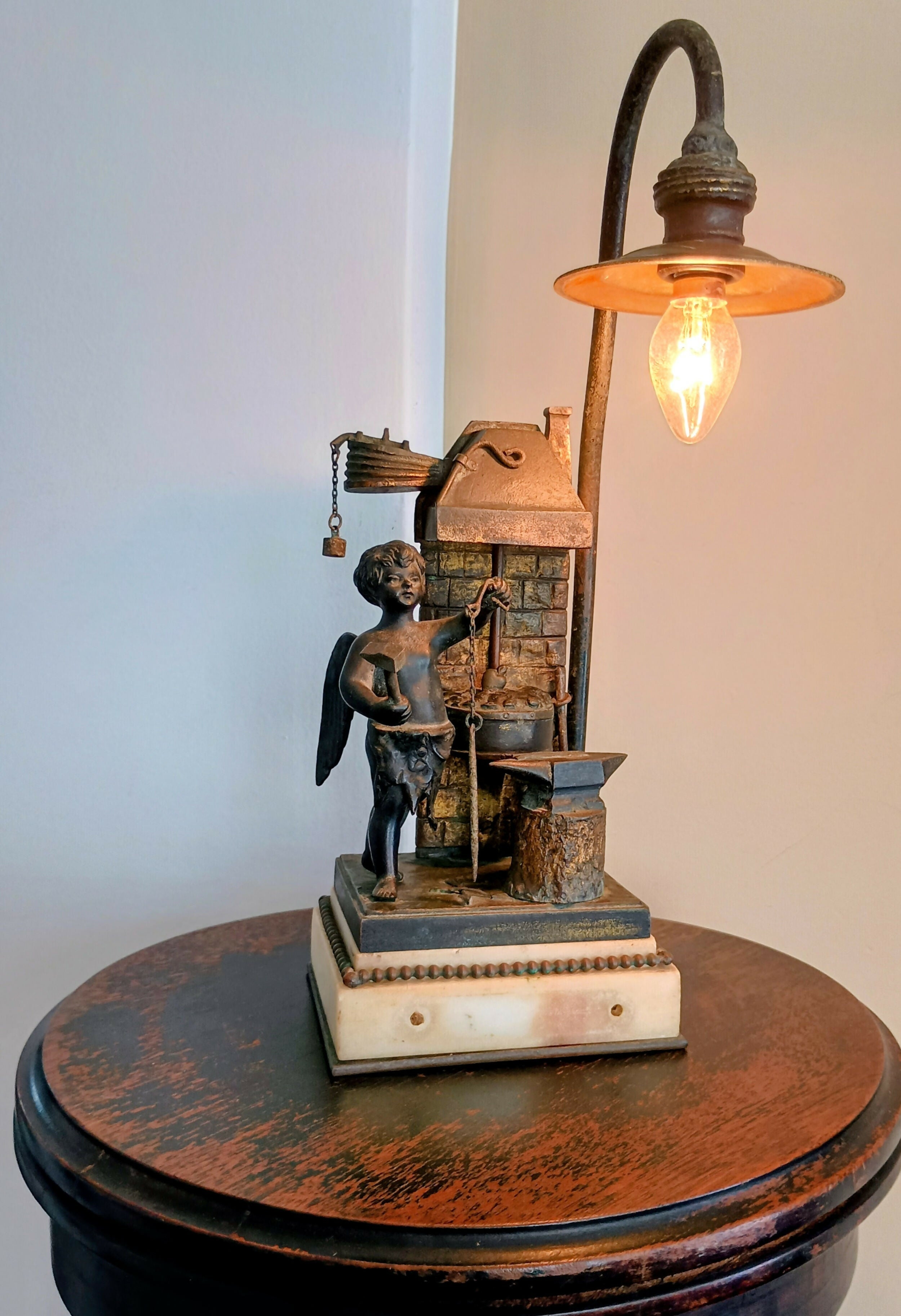 Luminária Antiga Art Déco com Putto (anjo) Ferreiro – Europa c. 1930 | 28 cm