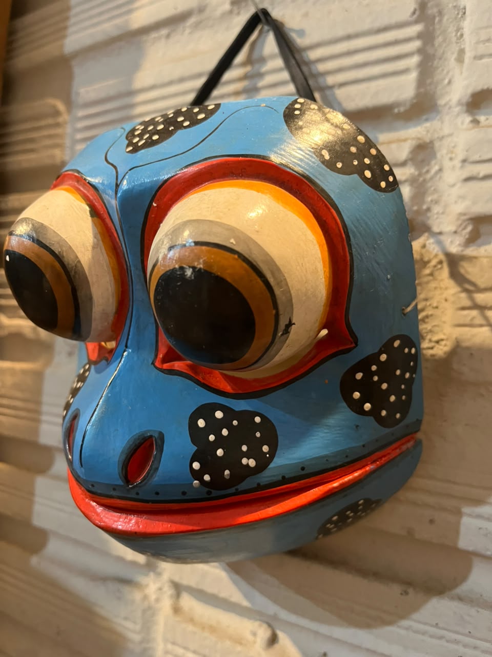 Máscara decorativa de sapo em madeira entalhada e pintada à mão — 20 × 15 cm