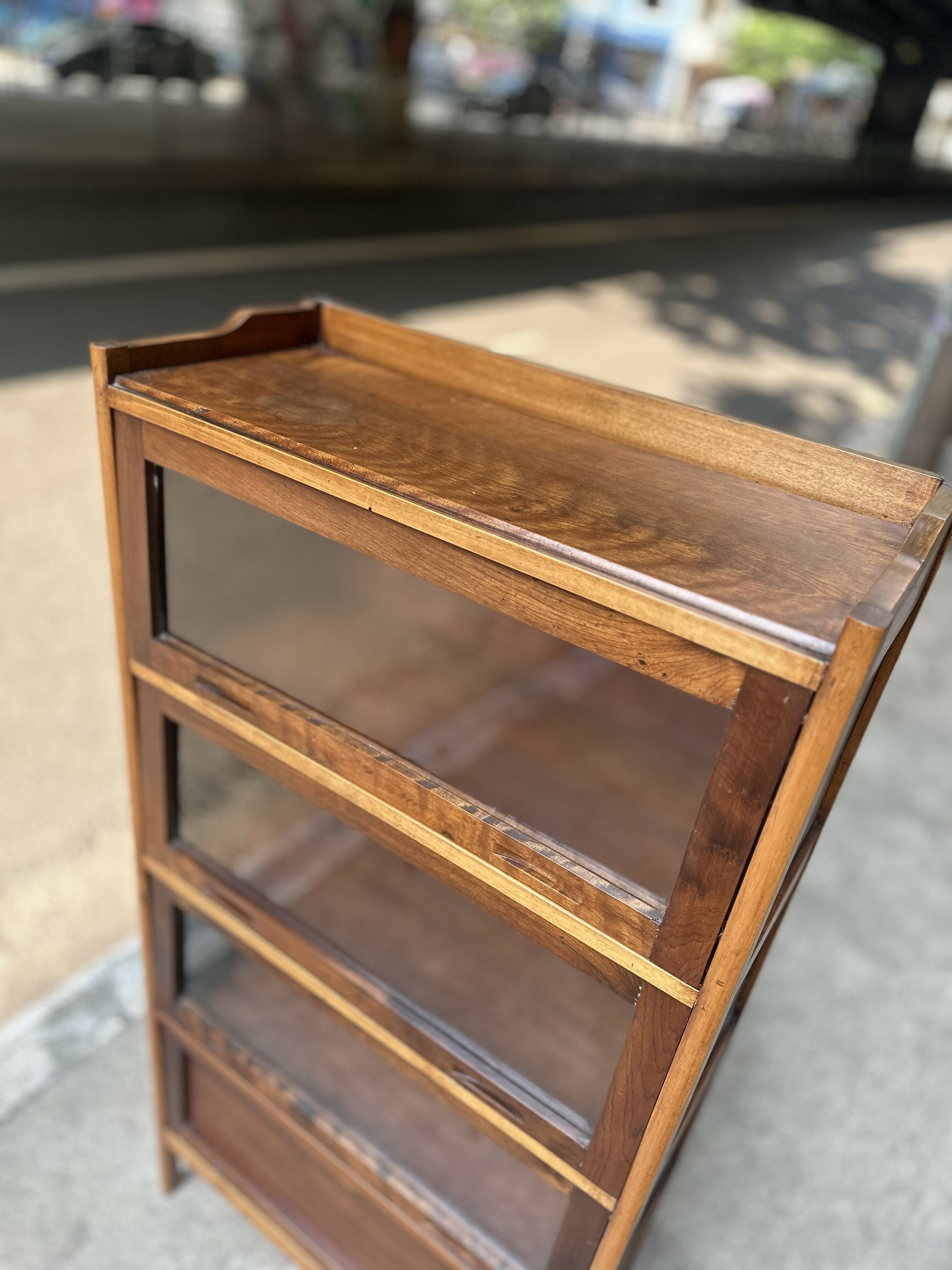 Livreiro com Porta Basculante