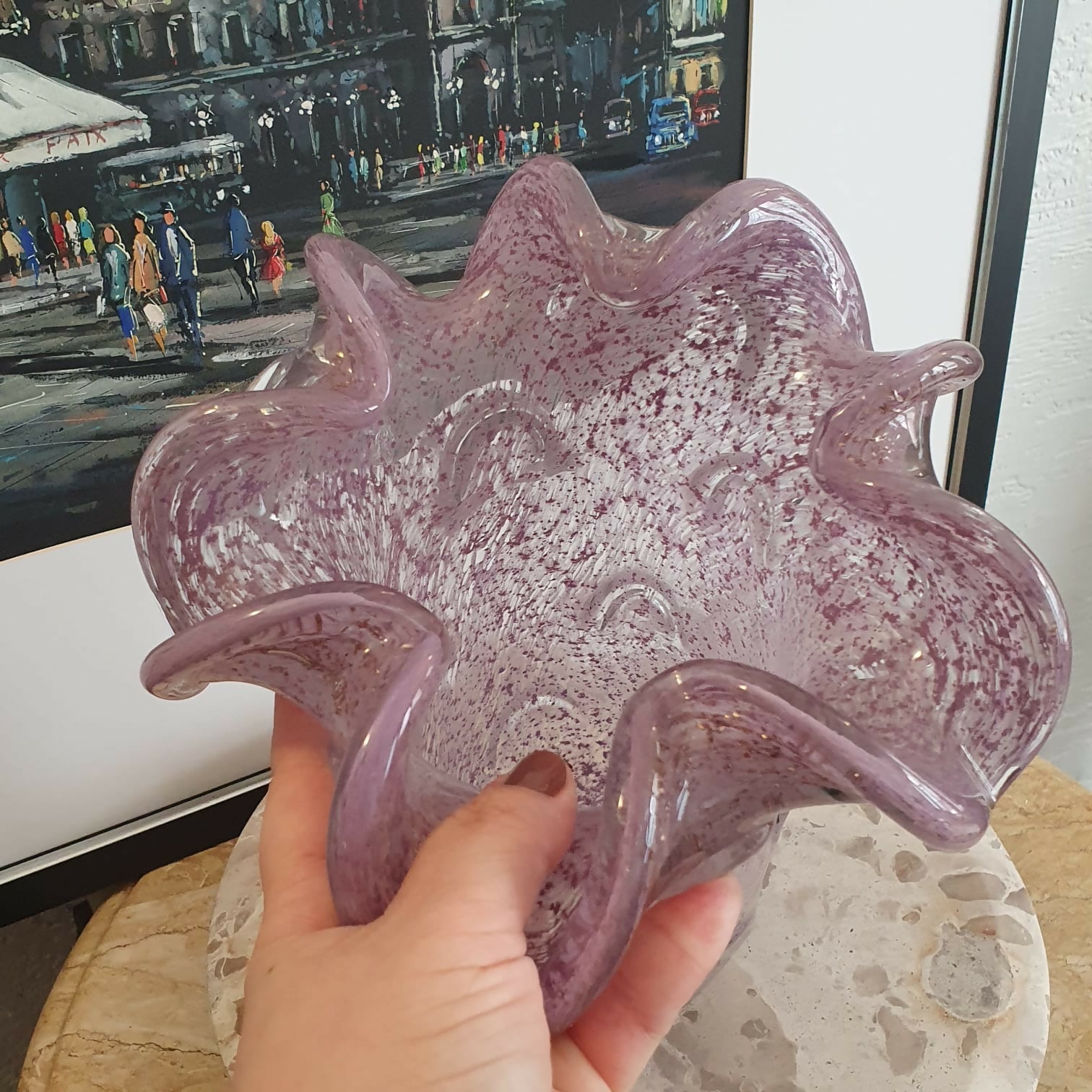 Vaso em vidro Murano Malva, decorado com partículas de ouro com relevos e borda ondulada. Perfeito estado!