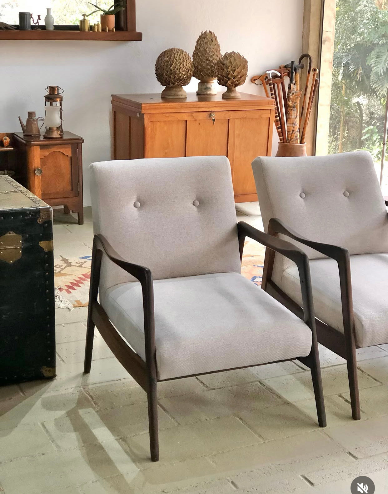 Par de Poltrona vintage anos 50 em imbuia maciça e estofado claro (valor unitário) 