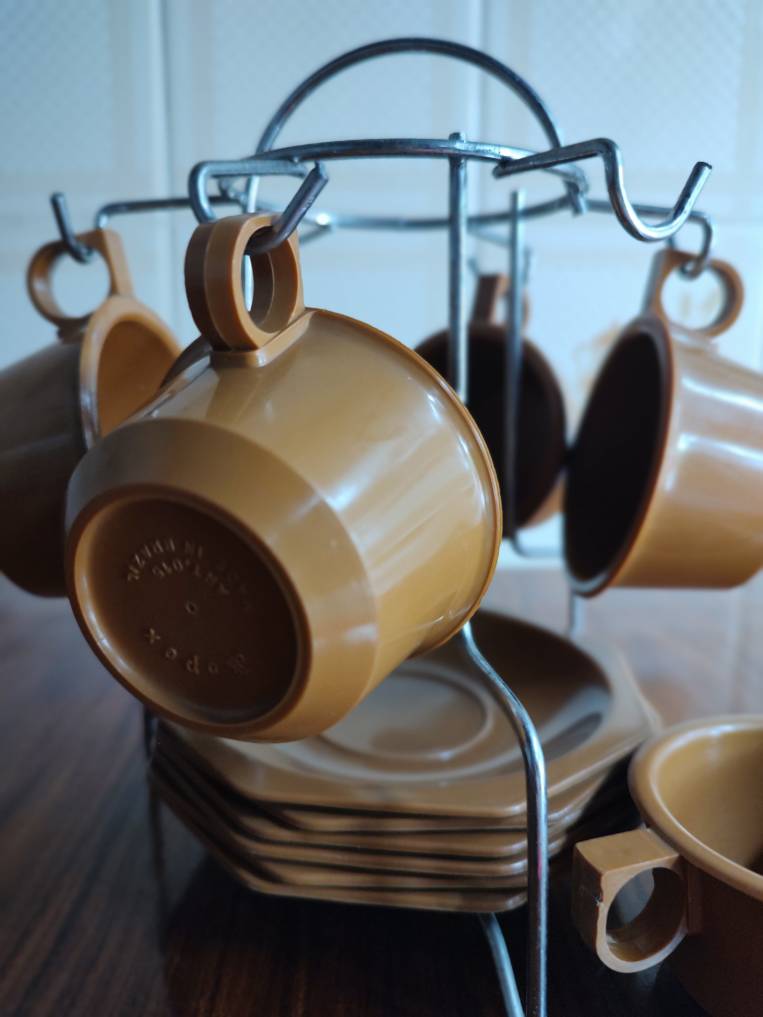 Simpático e antigo conjunto de café Mopex em plástico rijo marrom com suporte em metal