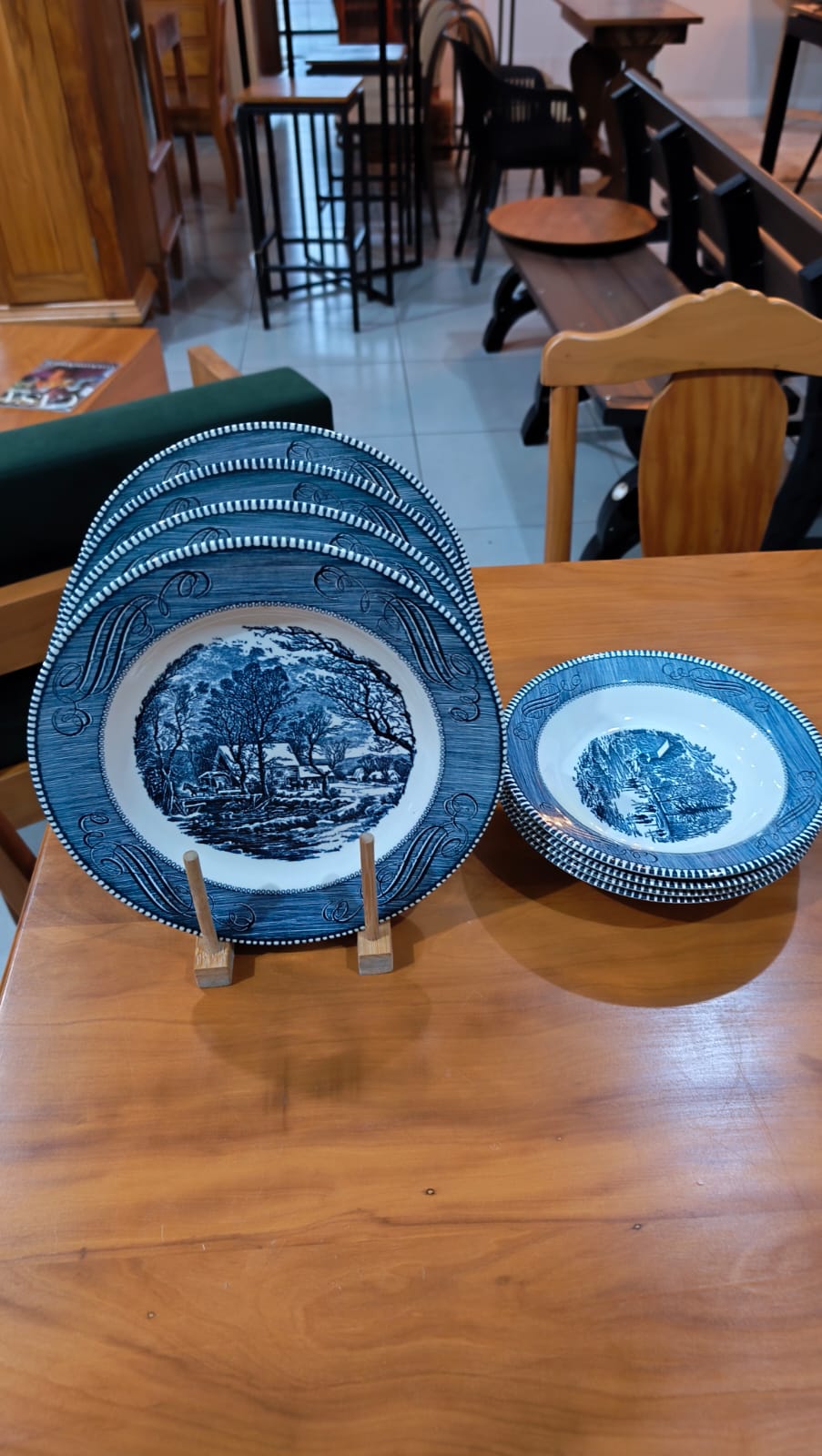 Conjunto De Louças Americanas Currier &amp; Ives em azul – Royal China | 10 Peças