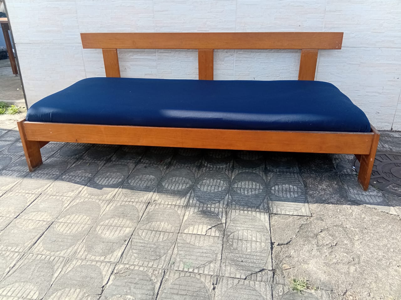 Sofá de madeira com estofado azul 