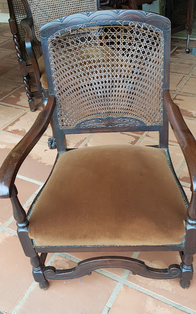 Cadeira com braço em madeira e encosto em palhinha indiana anos 40