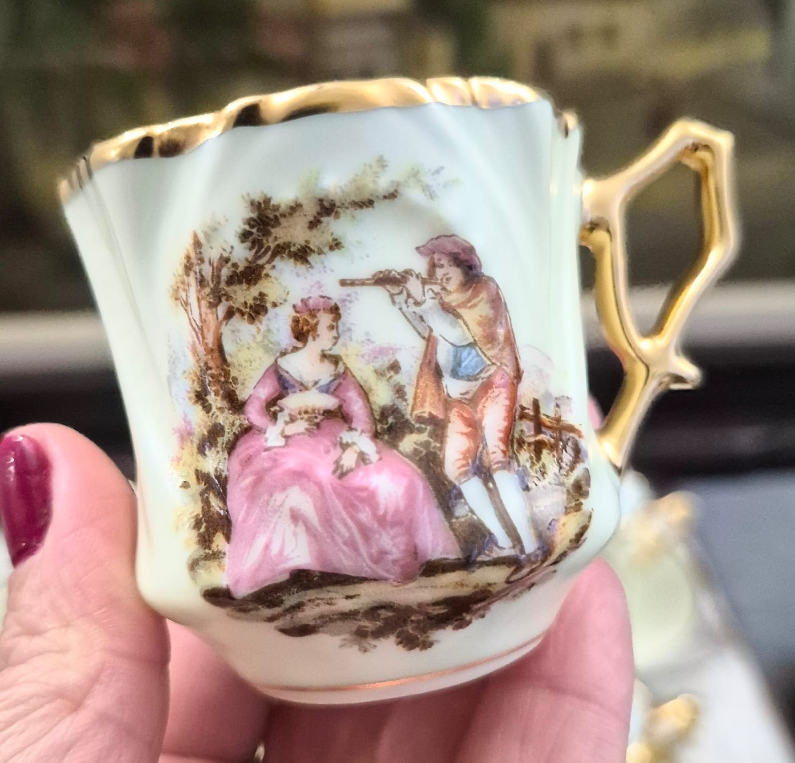 Conjunto de 5 xícaras para café em porcelana vintage maravilhosa DP, com linda cena galante e douração à ouro impecável. Uma lindeza!