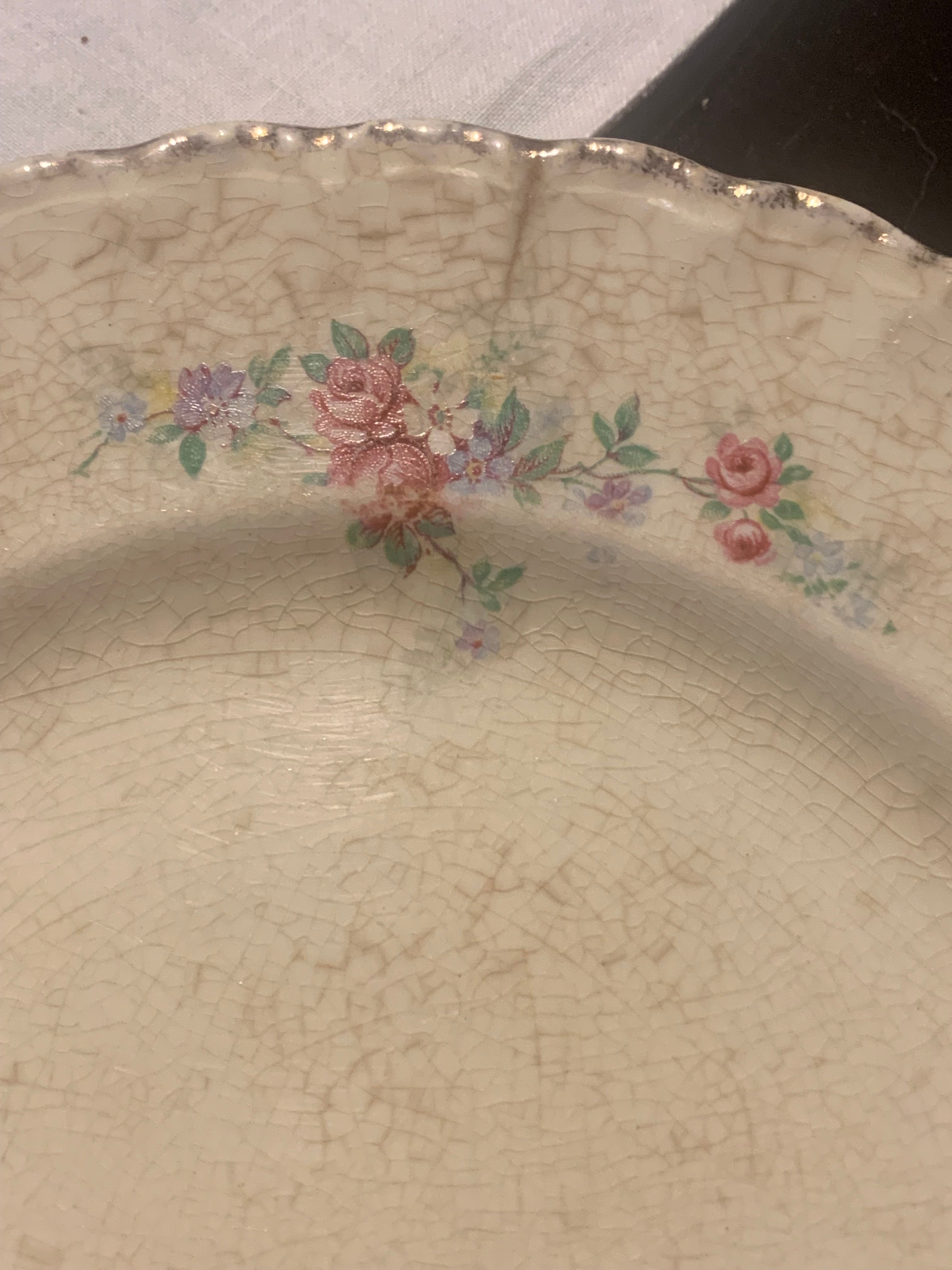 Antigo e delicadamente lindo prato para coleção em faiança Grindley Cream Petal Inglesa