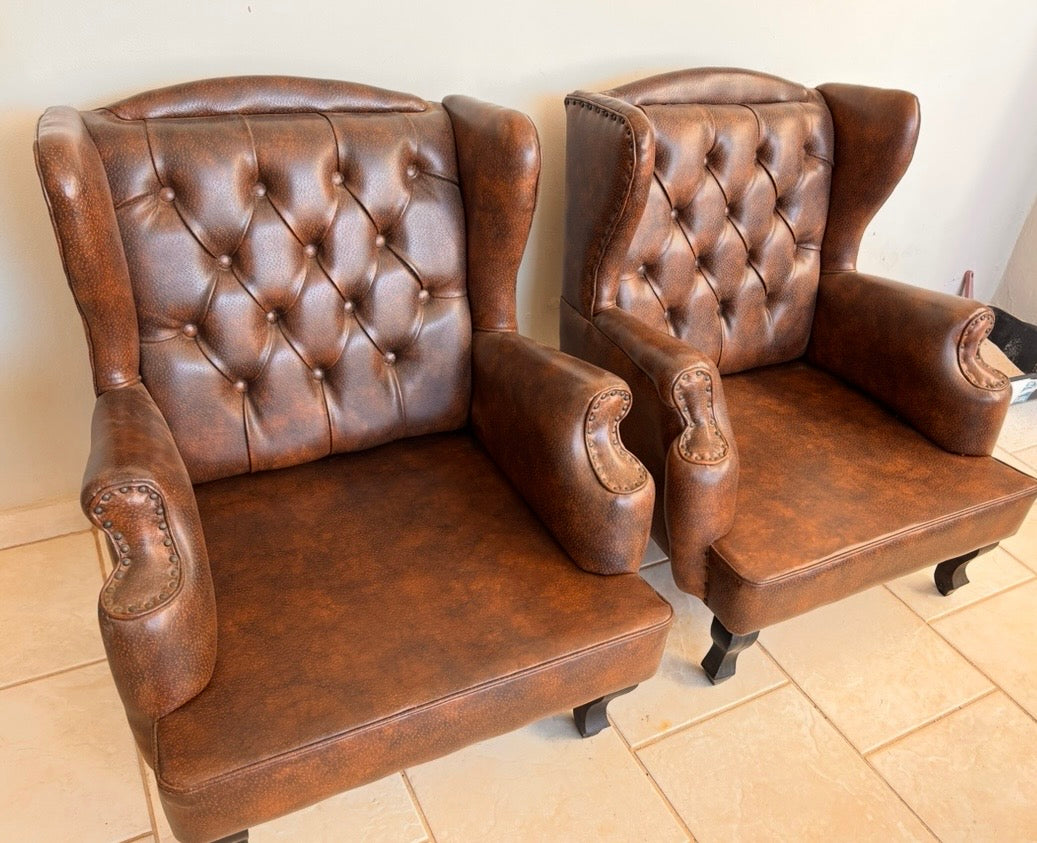 Par De Poltronas Clássicas Bergère em marrom Estilo Chesterfield Imperador Vintage retrô década 1970 a 1980