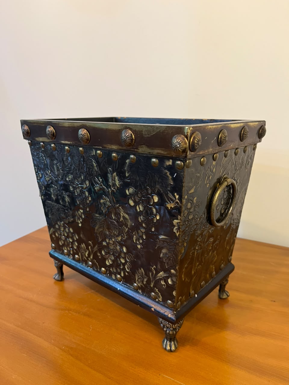Porta-revistas vintage em madeira e metal repuxado – motivos de uvas