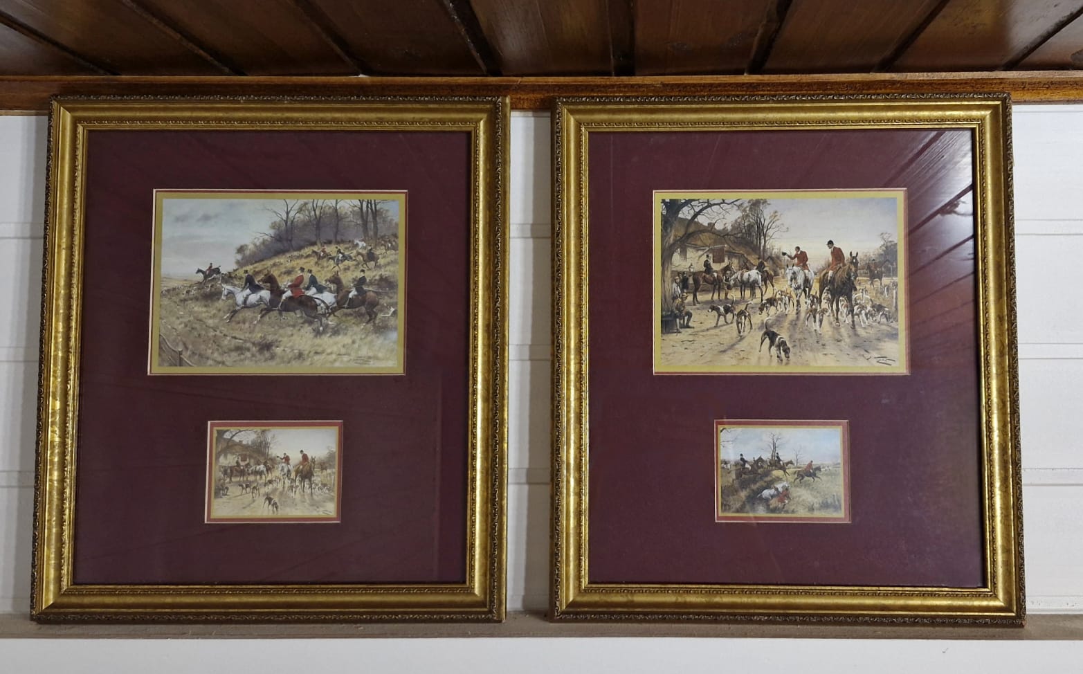 Elegante par de quadros estilo inglês com fundo cor de vinho e moldura dourada 