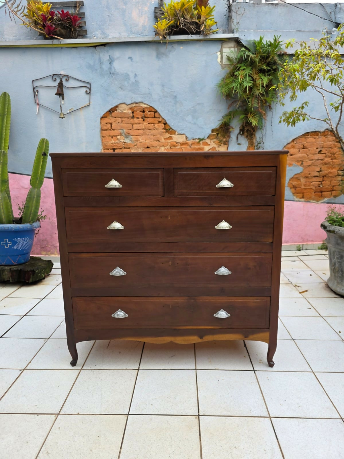 Cômoda de fazenda em imbuia maciça, possui 5 gavetas com puxadores concha.