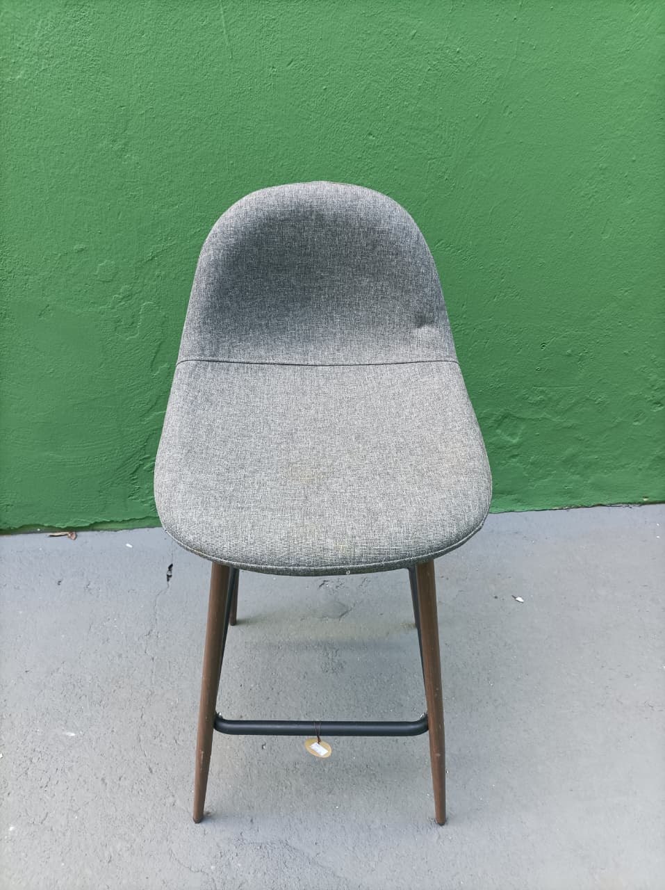 Banqueta Alta Estofada em Tecido Cinza com Pés Amadeirados – 80 cm