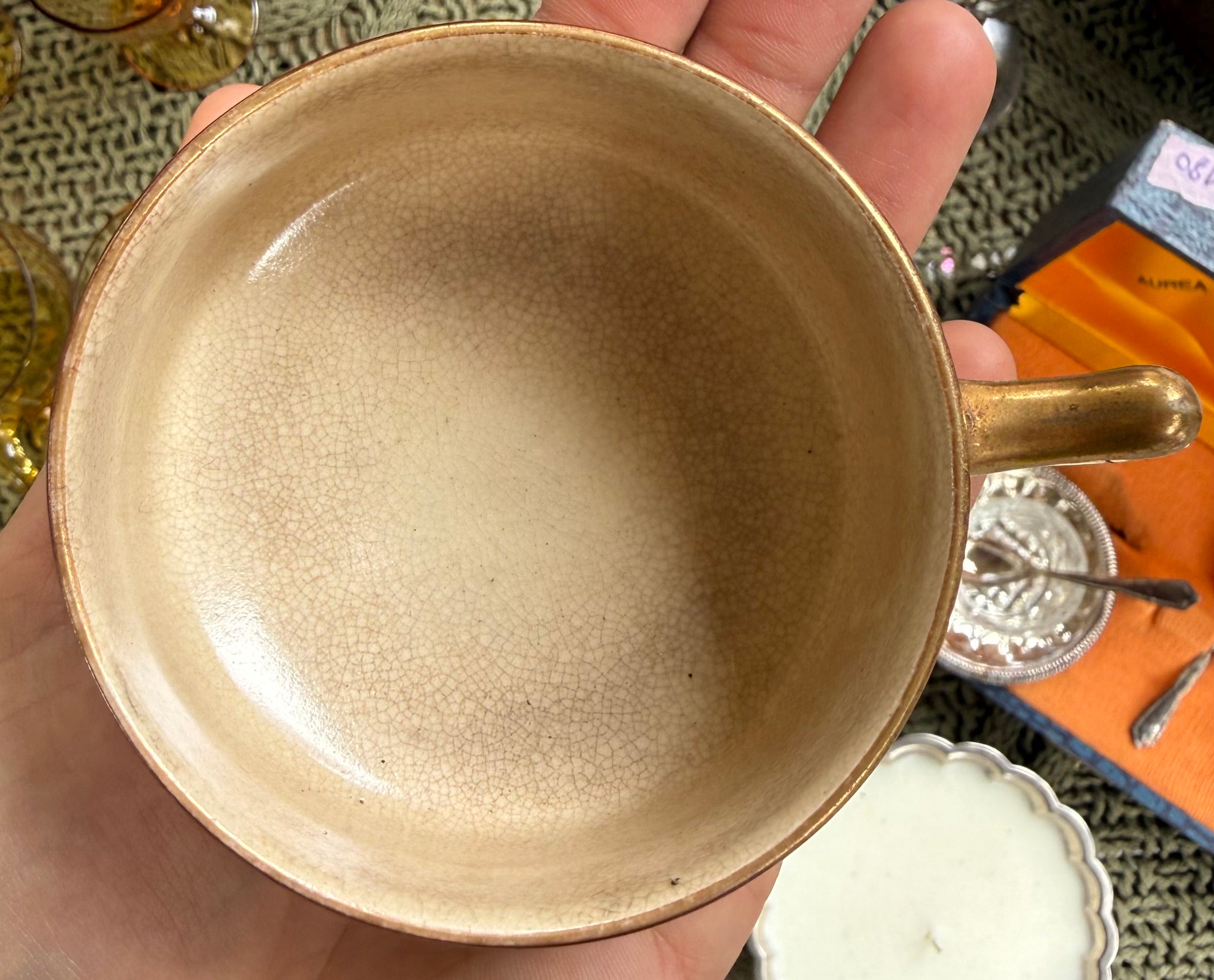 Xícara Japonesa Antiga Estilo Satsuma com Pagode e Detalhes em dourado