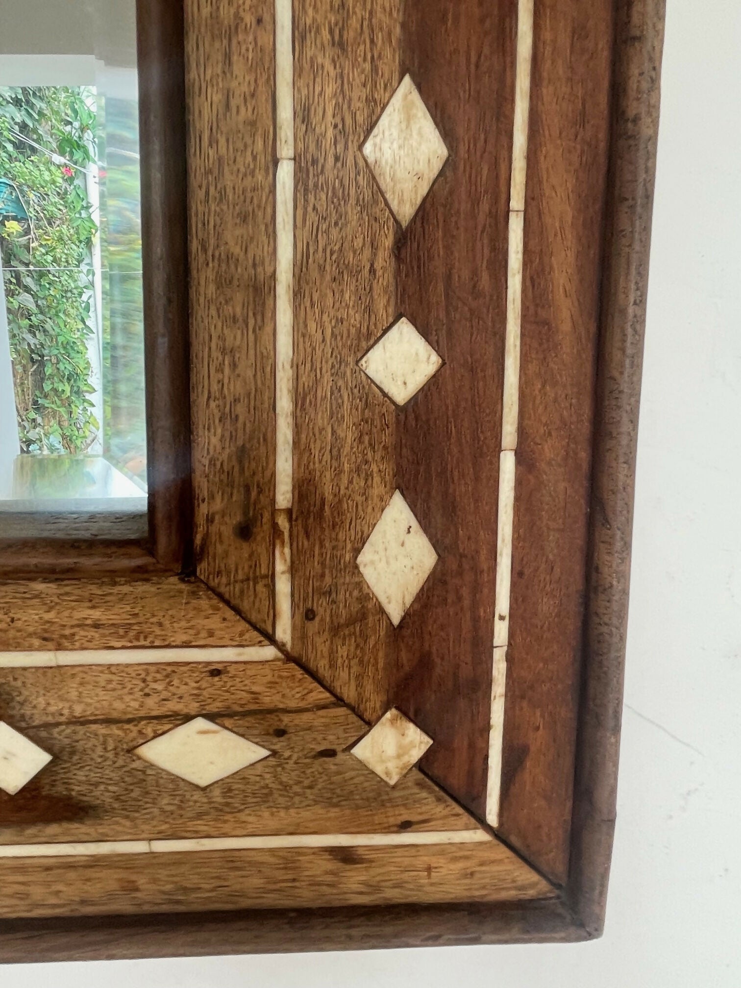 Espelho indiano de madeira com marchetaria em osso