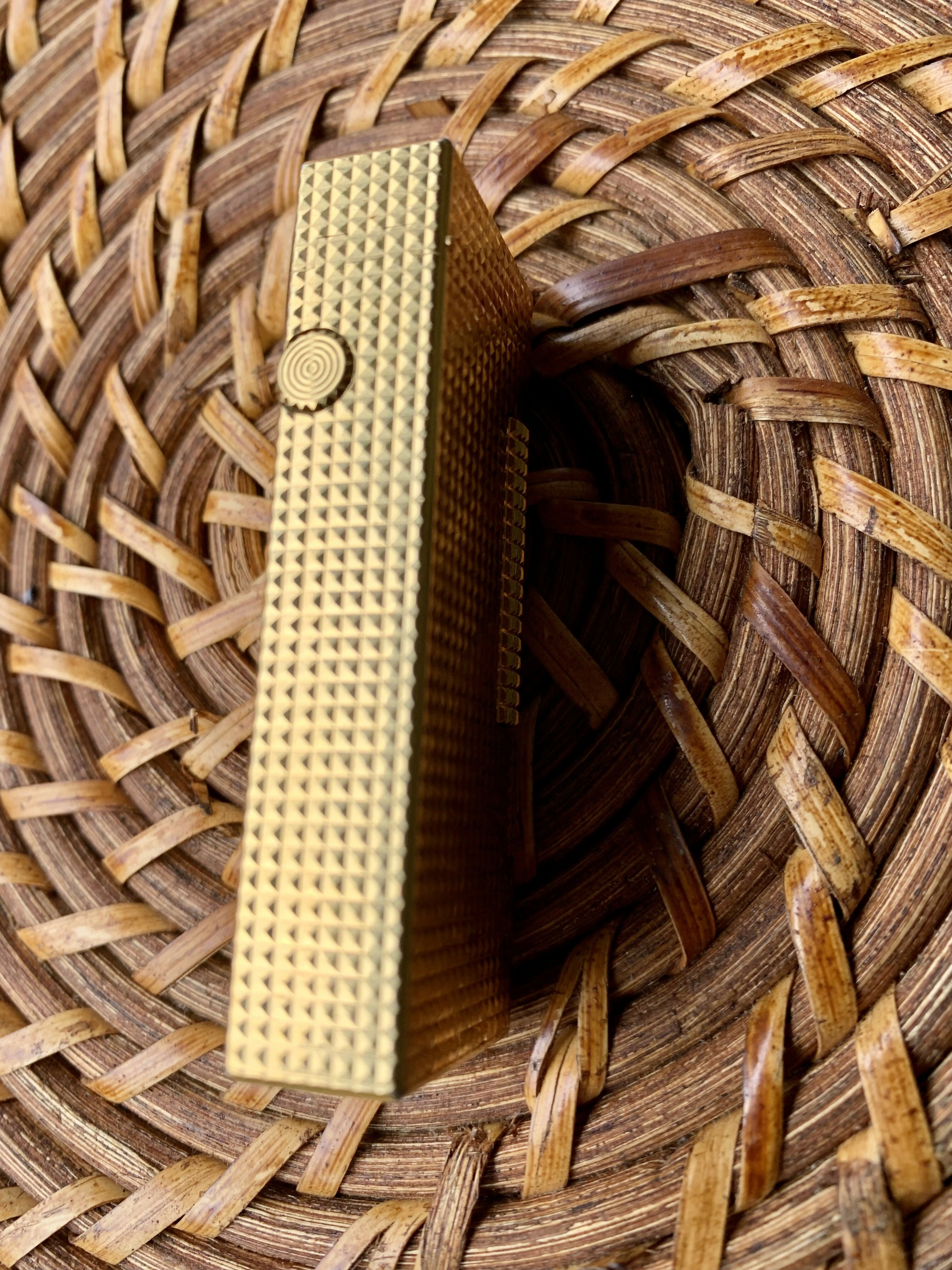 Isqueiro Dunhill banhado em ouro 18K para colecionadores