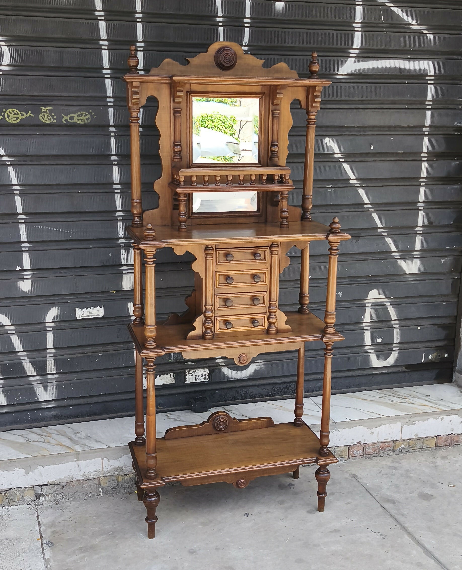 Porta Bibelô Império em madeira nobre e espelho bisotado