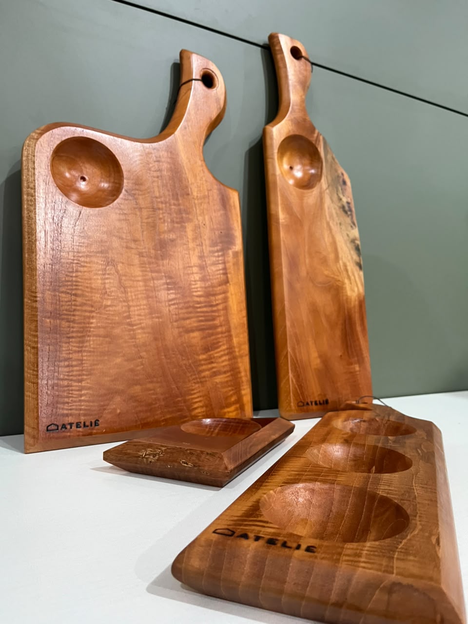 Conjunto de Tábuas e Petisqueiras Artesanais em Cedro-Rosa