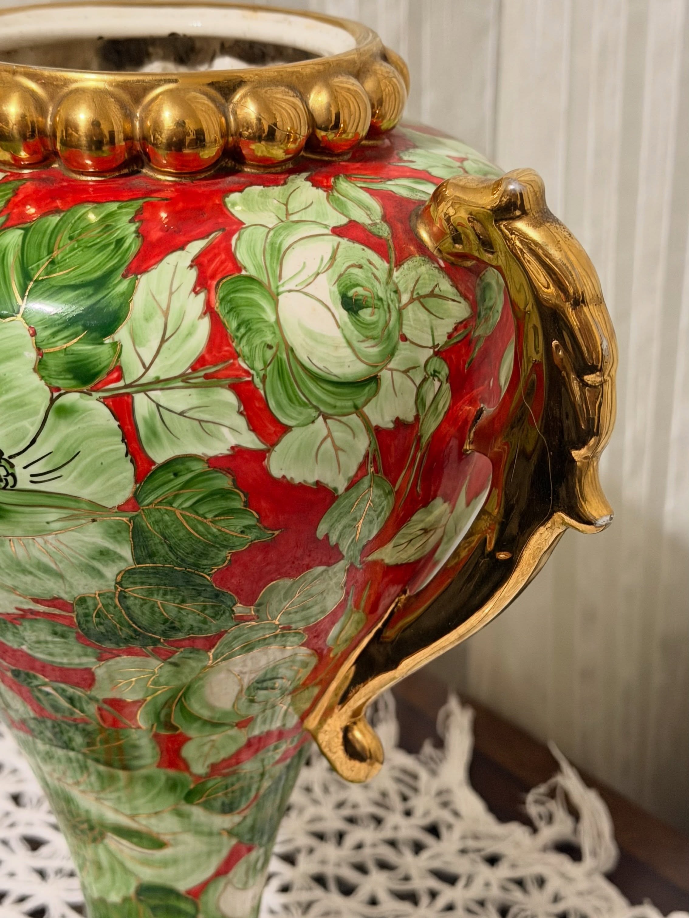 Ânfora Clássica em Porcelana Pintada à Mão com detalhes florais em verde e dourado 